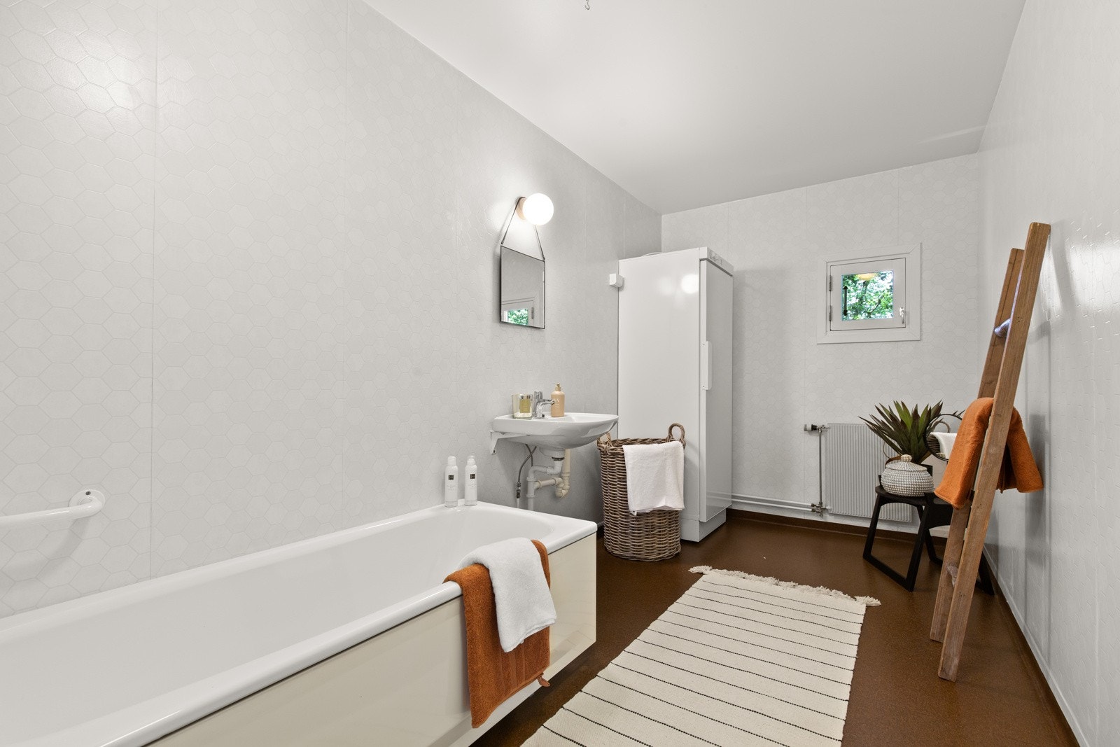 Delvis oppusset bad med svært god plass. Konstruksjoner fra byggeåret. Galleribilde