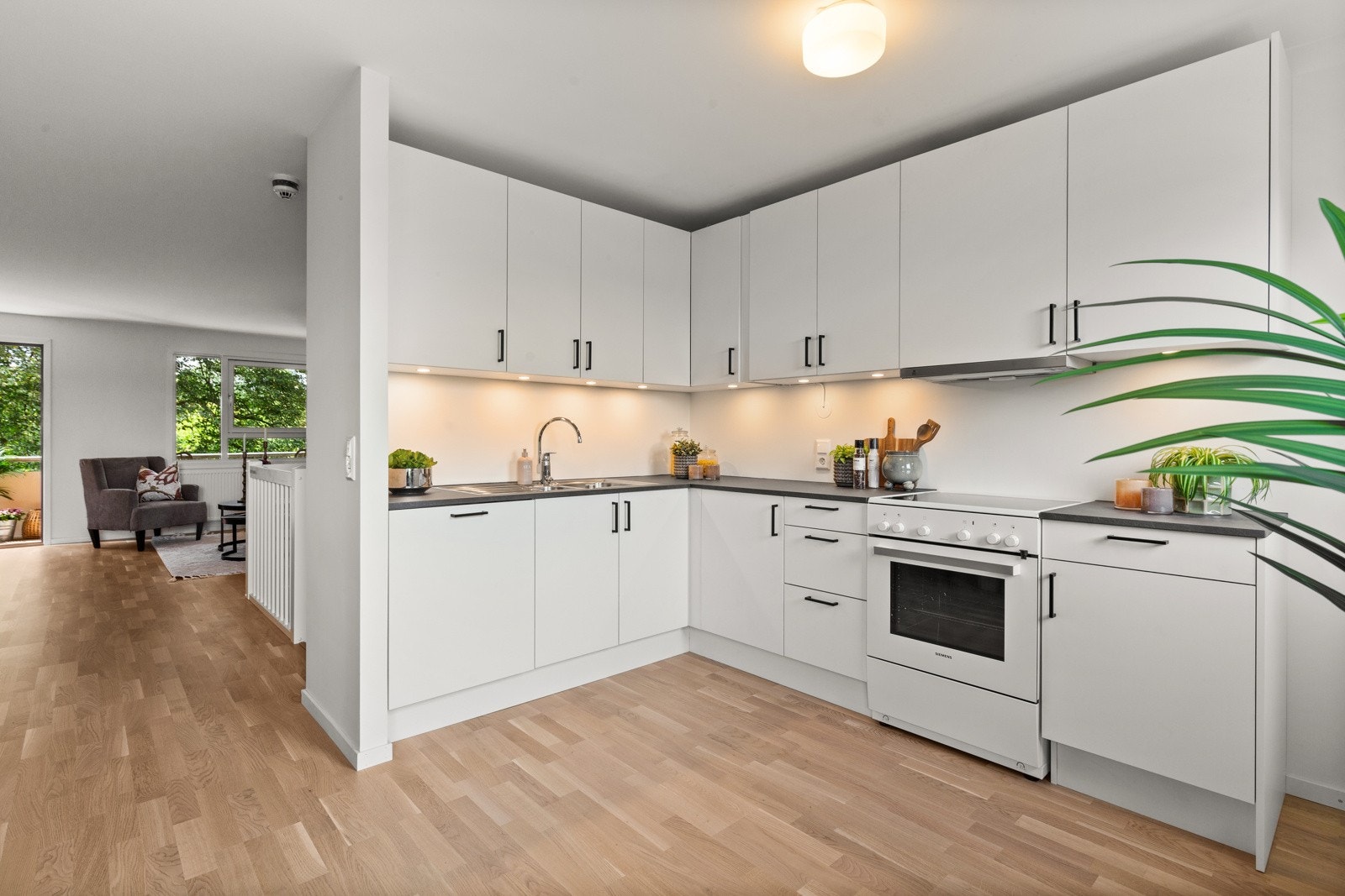 Kjøkken med godt med skap- og benkeplass. Galleribilde