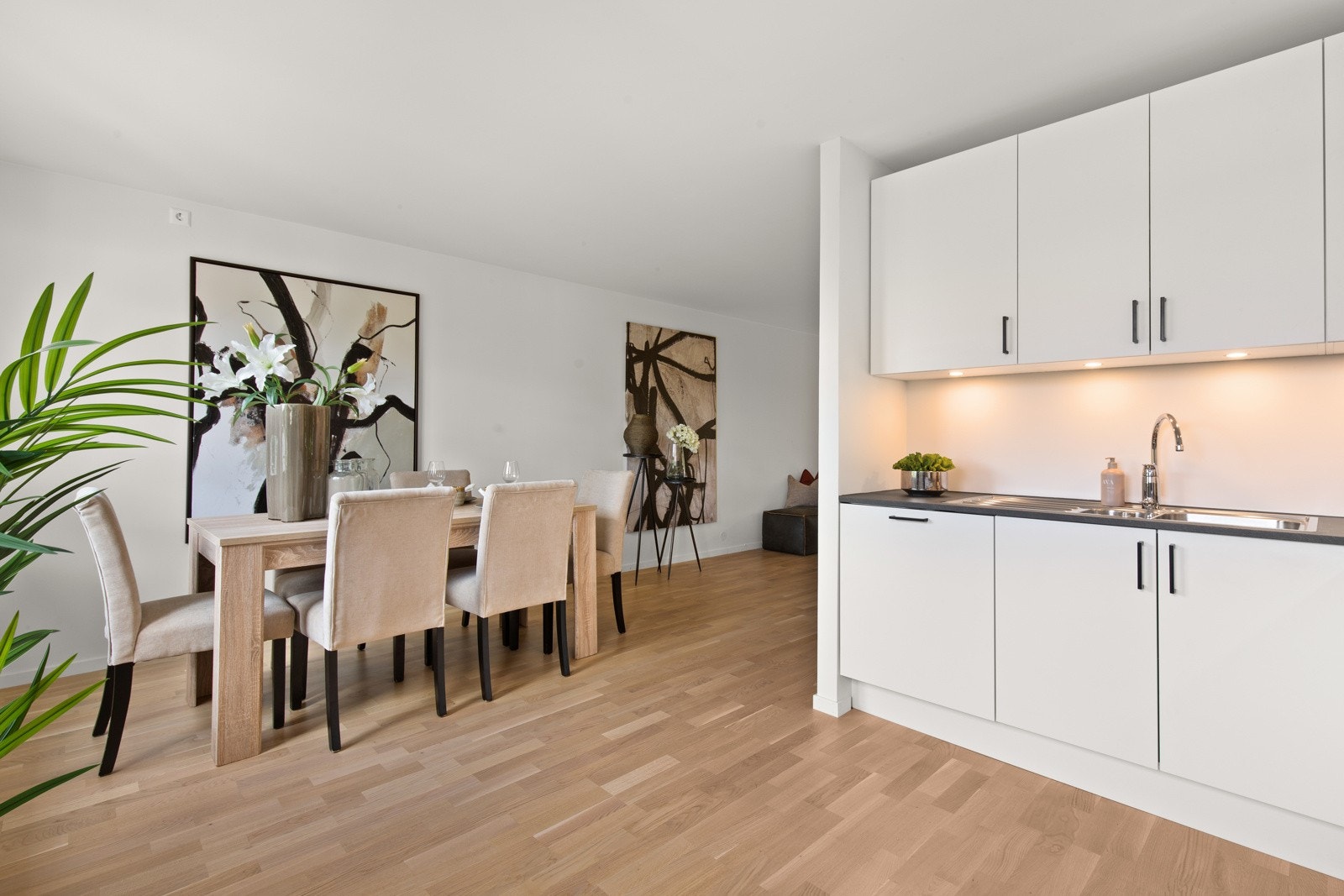 Spisestue og kjøkken. Enkelte beboere har bygget om leiligheten til 4-roms ved å flytte kjøkken til spisestuen. Galleribilde