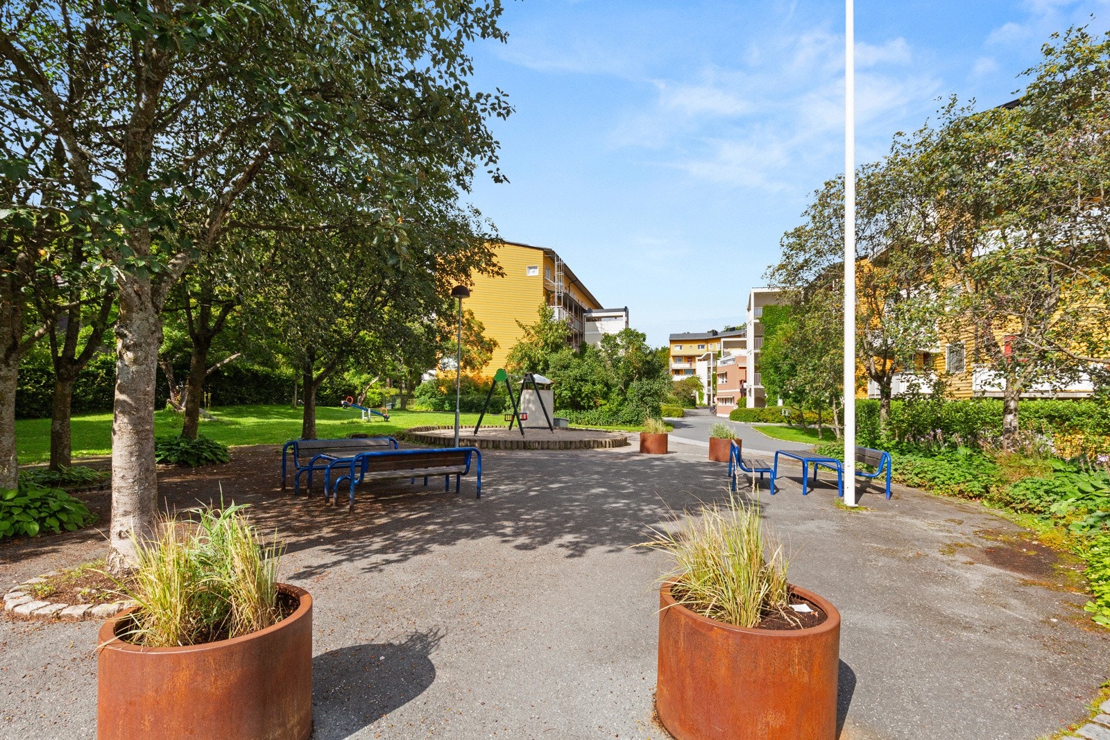 Øvre tun i Casinetto. Det er lekeplasser og sittegrupper på alle tunene. Galleribilde