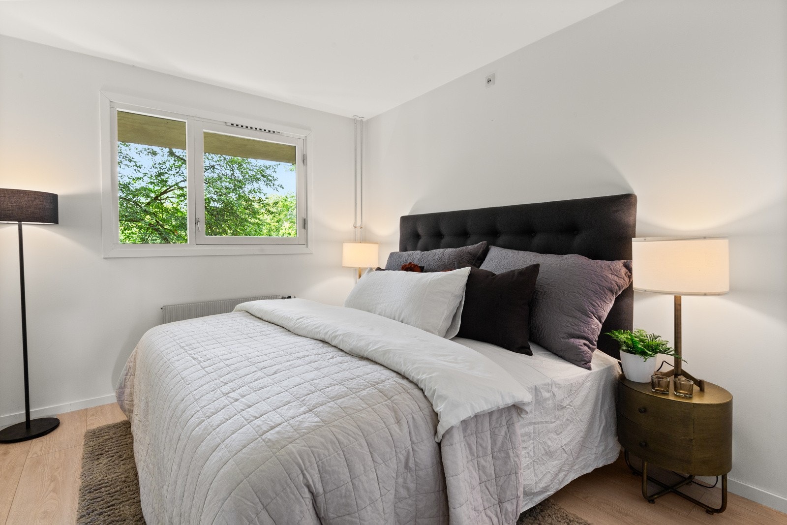 Hovedsoverommet er av god størrelse med god plass til dobbeltseng. Rommet vender mot Den Engelske Park. Galleribilde