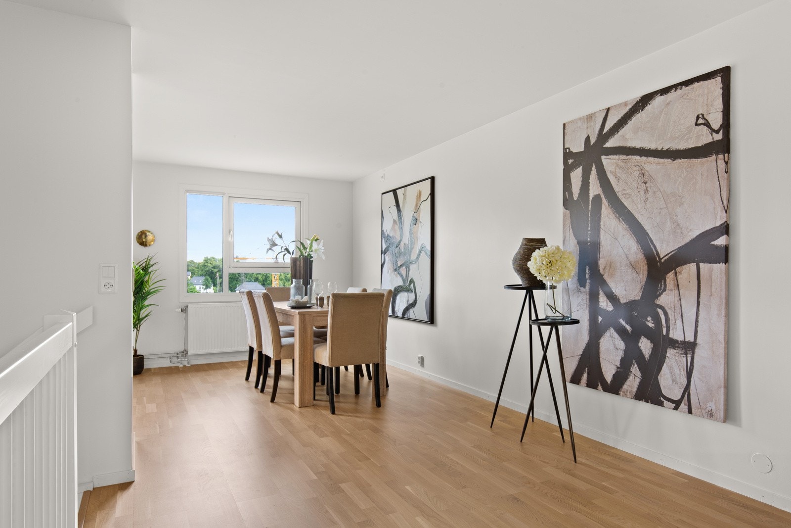 Spisestue med utsikt til Gamle Madserud Allé på den ene siden og Den Engelske Park på den andre siden. Galleribilde