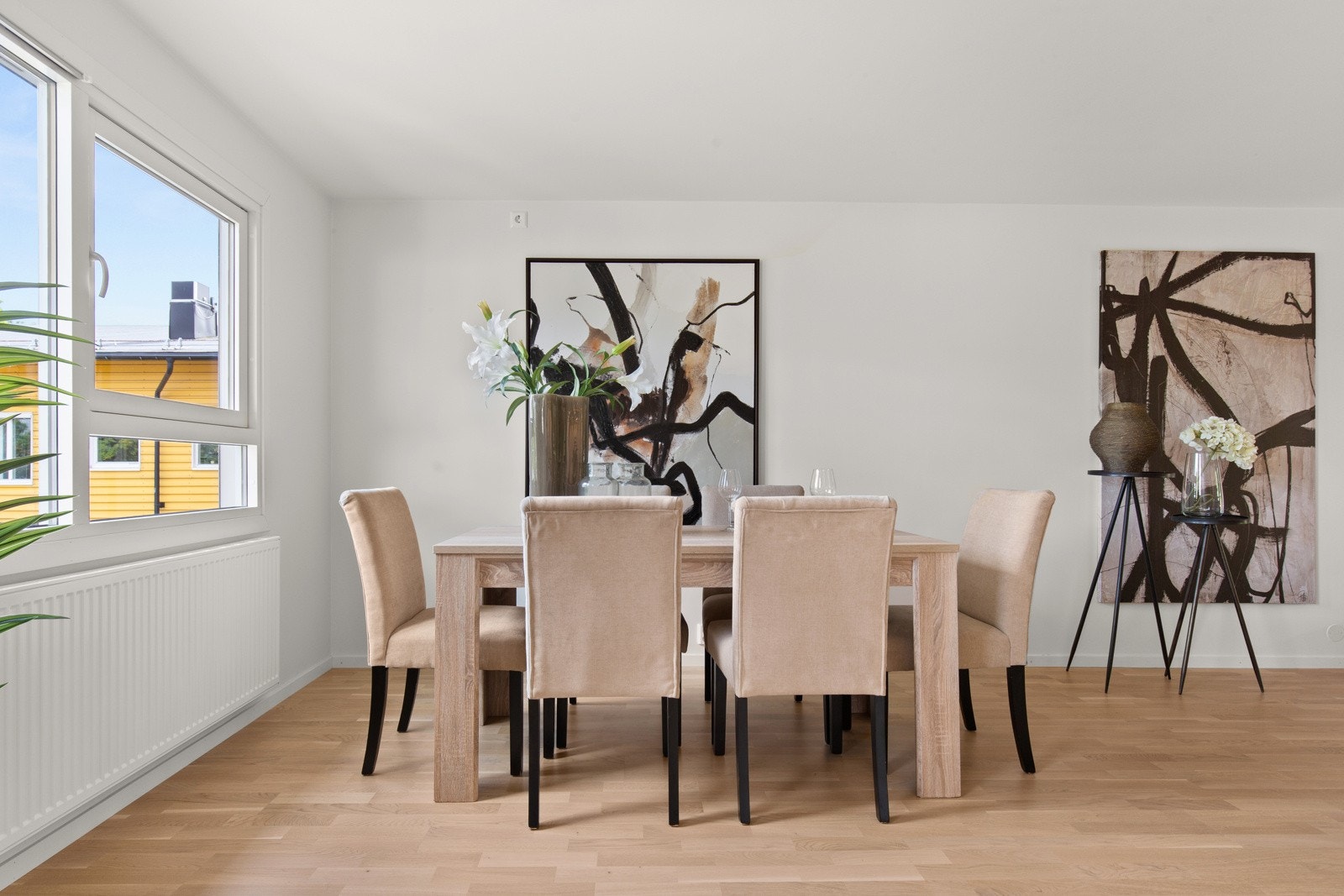 Rikelig med plass til stort spisebord/langbord ved siden av kjøkkenet, i forlengelsen av stuen. Galleribilde