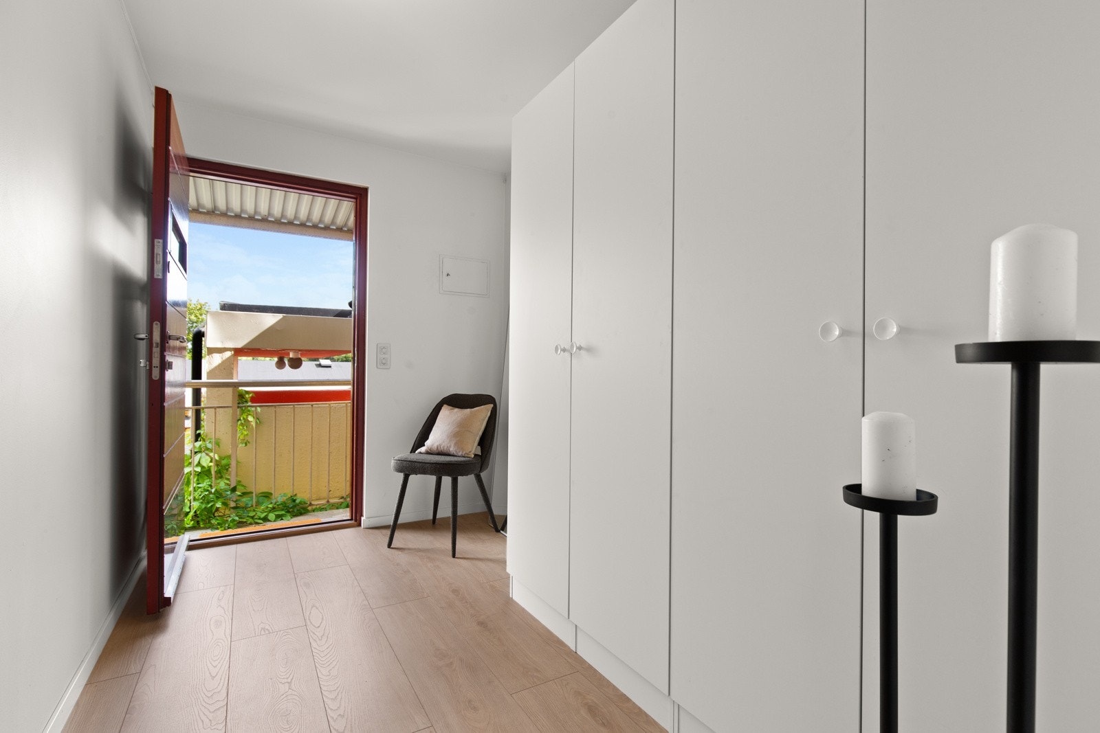 Gangen fører ut til hyggelig svalgang. Galleribilde