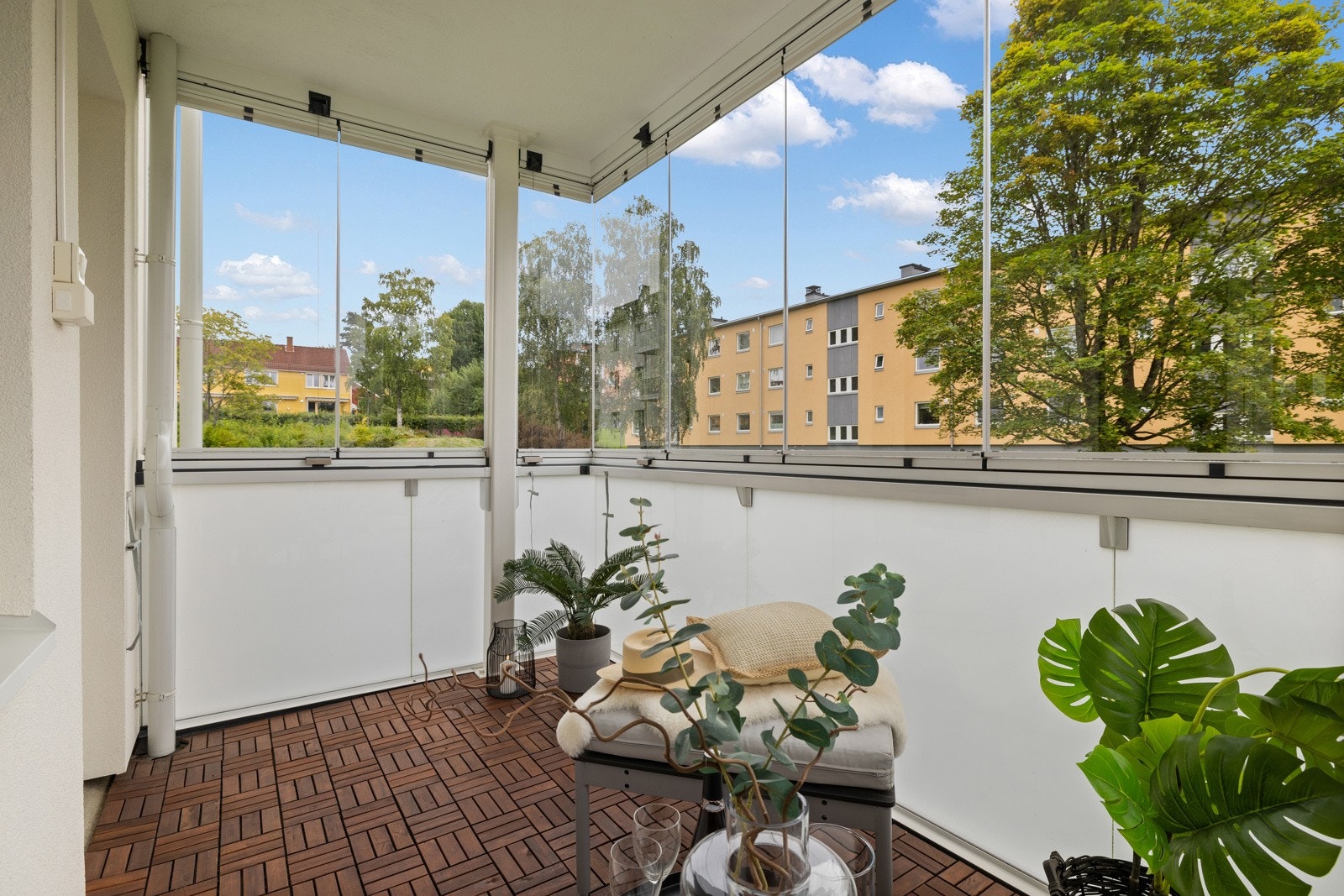 Koselig, innglasset balkong på ca. 8 m² med god plass til møblement, grill og diverse blomster Galleribilde