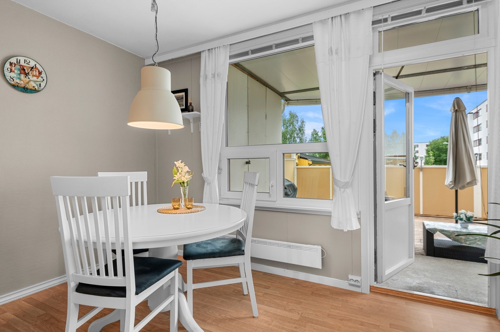 Fra stue/kjøkkenavdelingen er det direkte utgang til boligens terrasse. Galleribilde