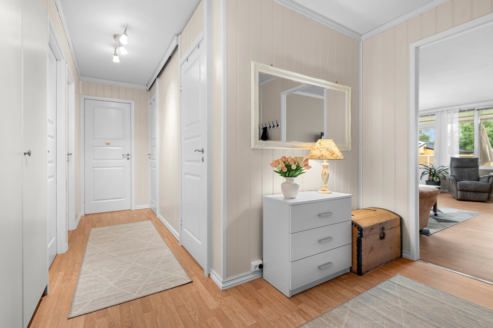Romslig entré/gang som måler hele 11,5 m². Galleribilde