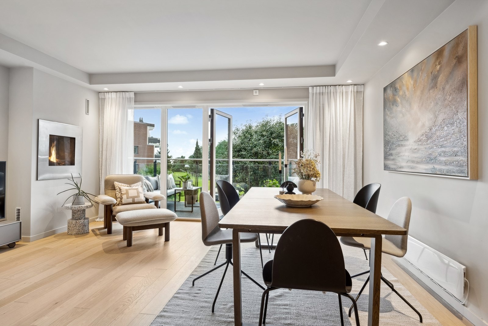 I stuen er det plass til en spisegruppe hvor venner og familie kan samles for et hjemmelaget måltid. Galleribilde