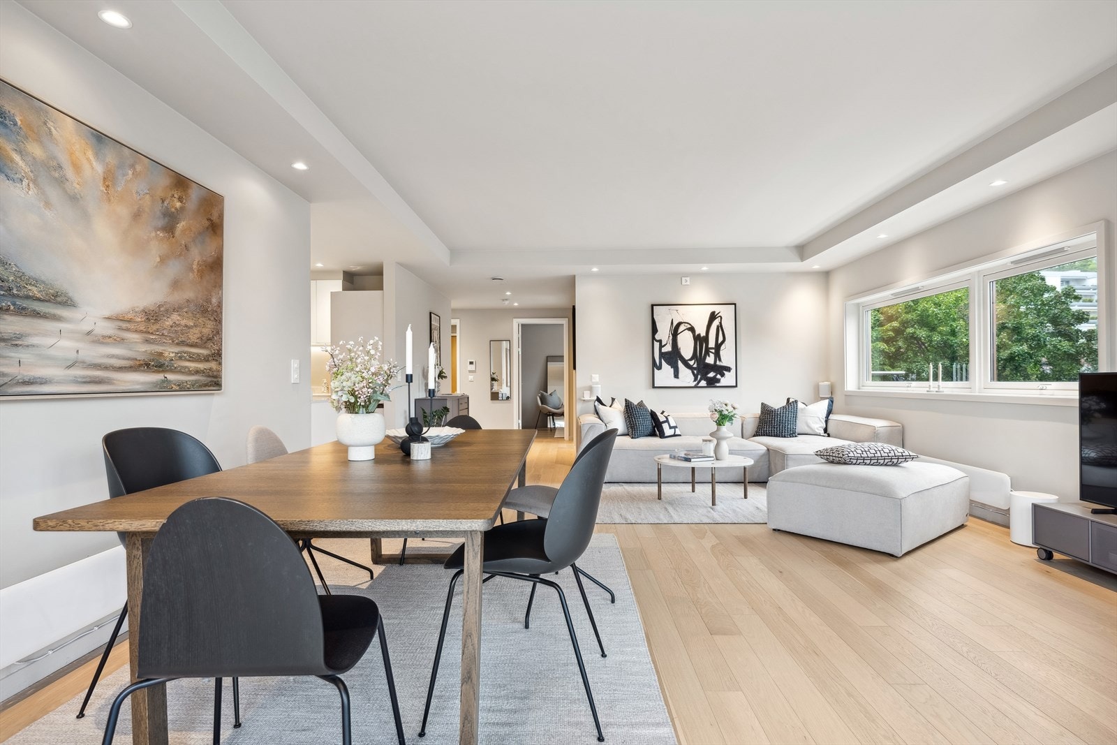 Leiligheten er lekker med én-stavs parkett på gulv og et moderne fargevalg på vegger. Galleribilde