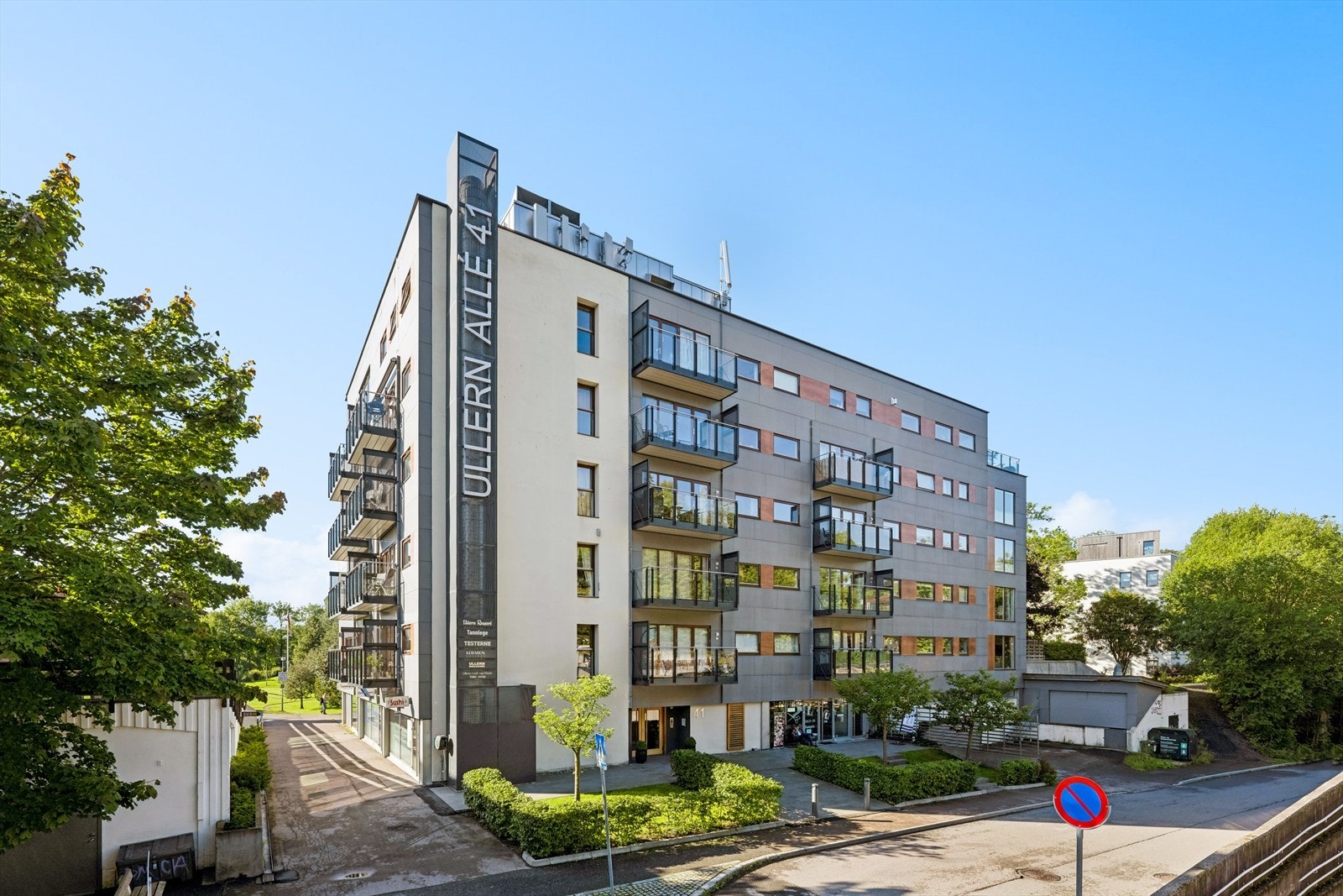 Det er umiddelbar nærhet til Åsjordet T-banestasjon. Galleribilde