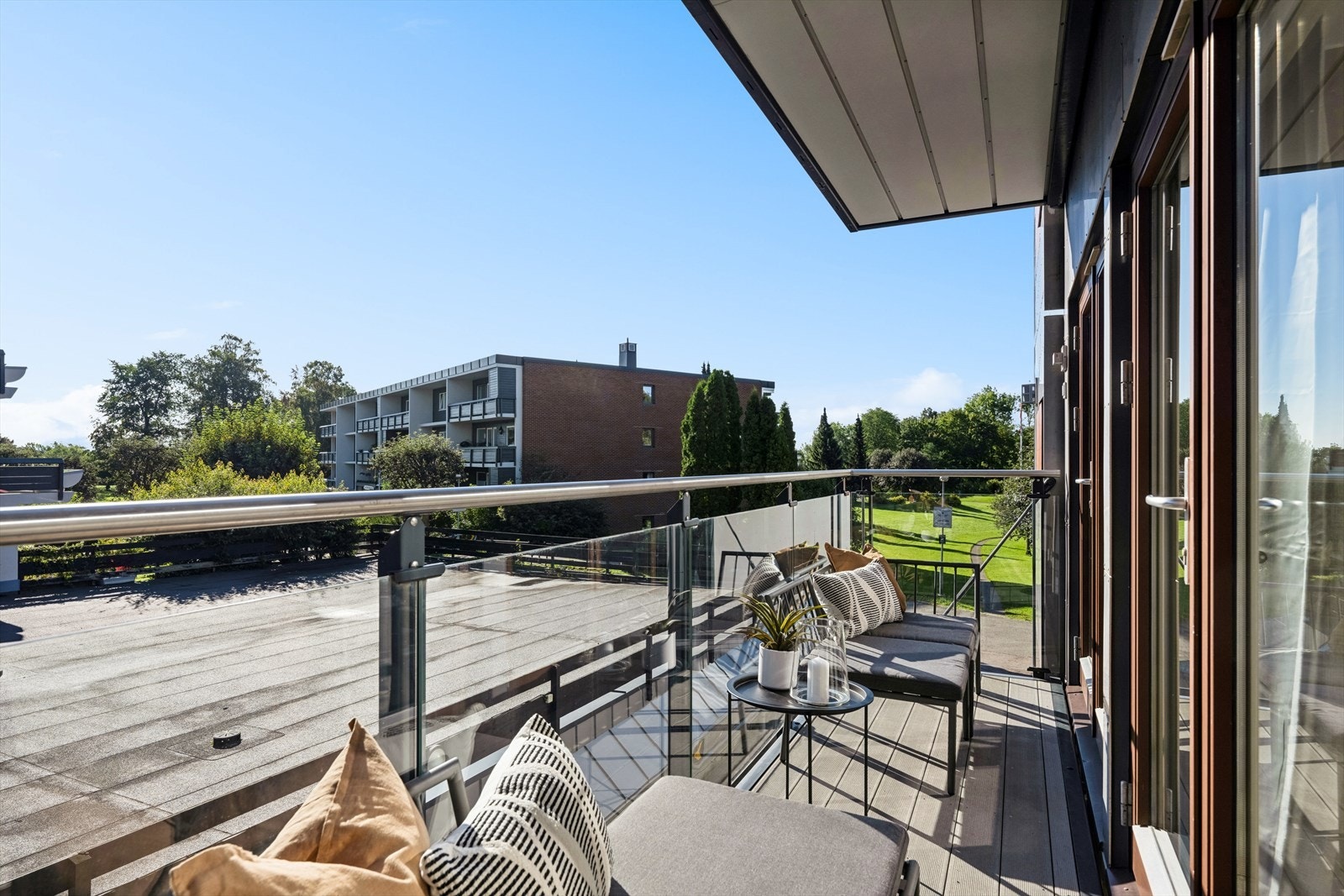 Østvendt balkong hvor morgensolen kan nytes med herlig utsyn. Galleribilde