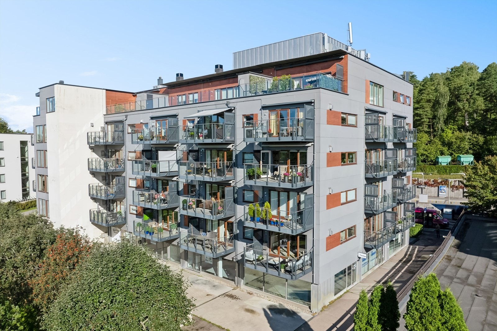 Byggets 1. etasje byr på fasiliteter med blant annet sushi, tannlege og renser. Galleribilde
