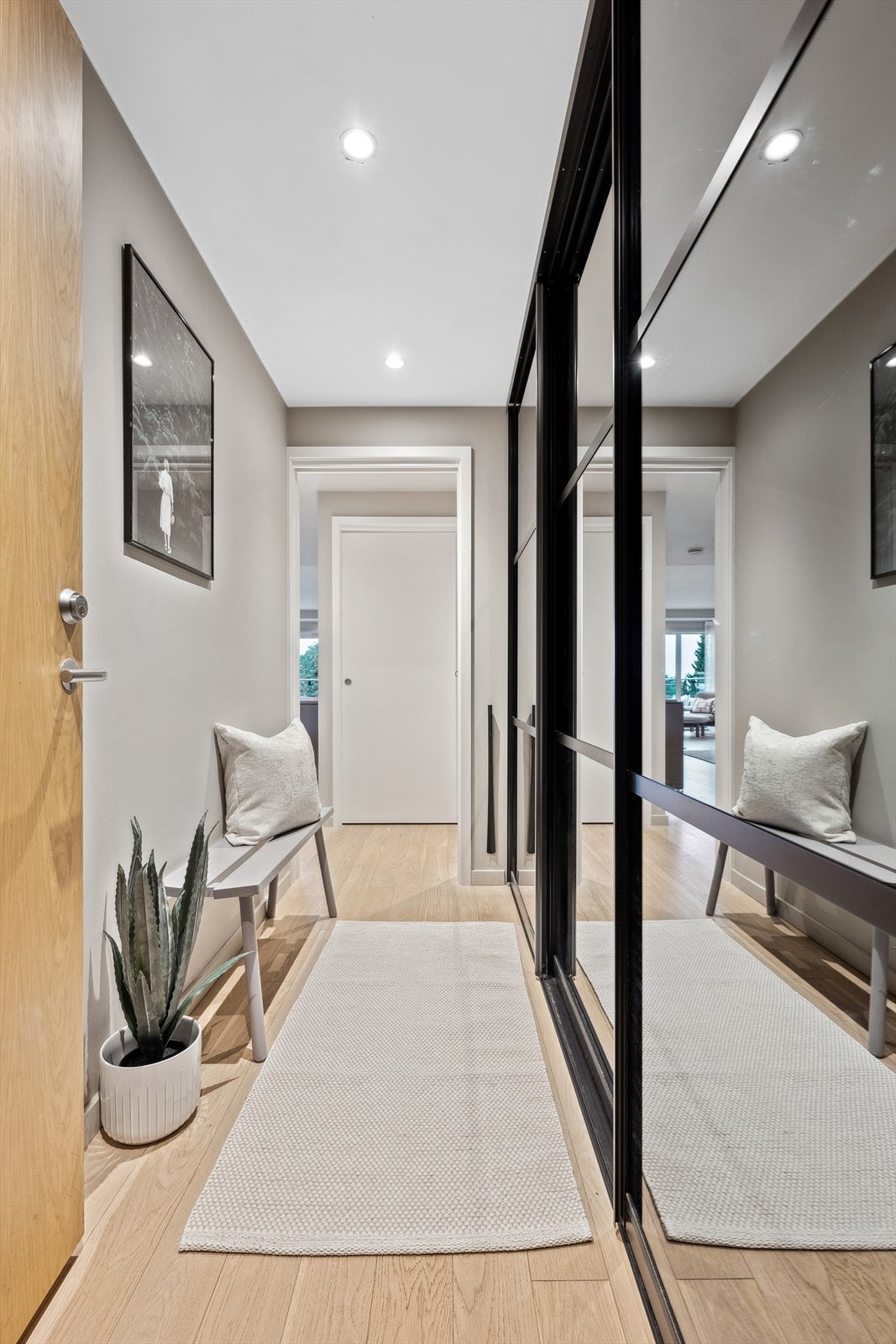 Boligens entré er innbydende og byr på oppbevaringsmuligheter i en skyvedørsgarderobe. Fra entréen er det videre adkomst til en luftig innvendig bod. Galleribilde