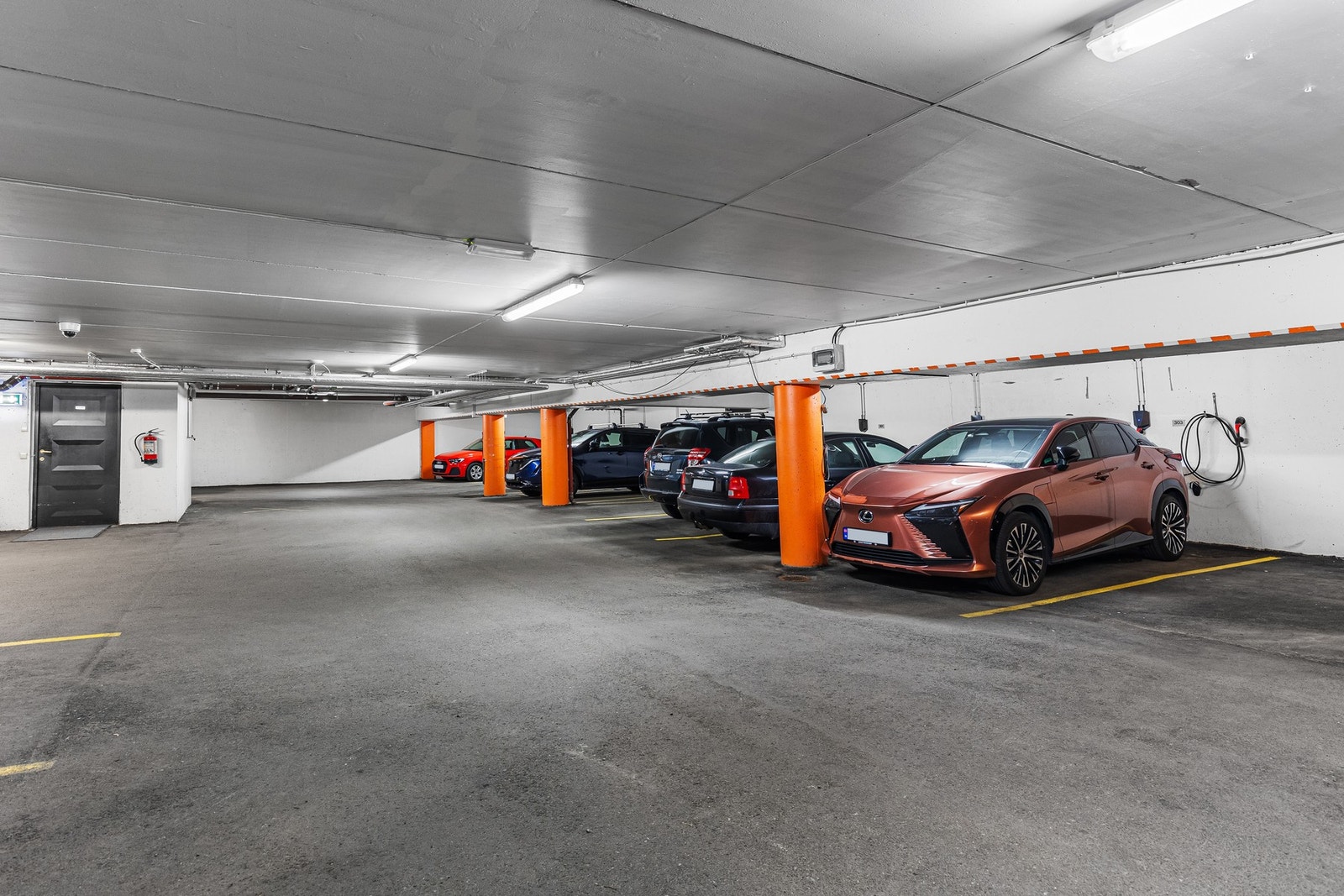Plass i felles garasjeanlegg følger leiligheten. Galleribilde