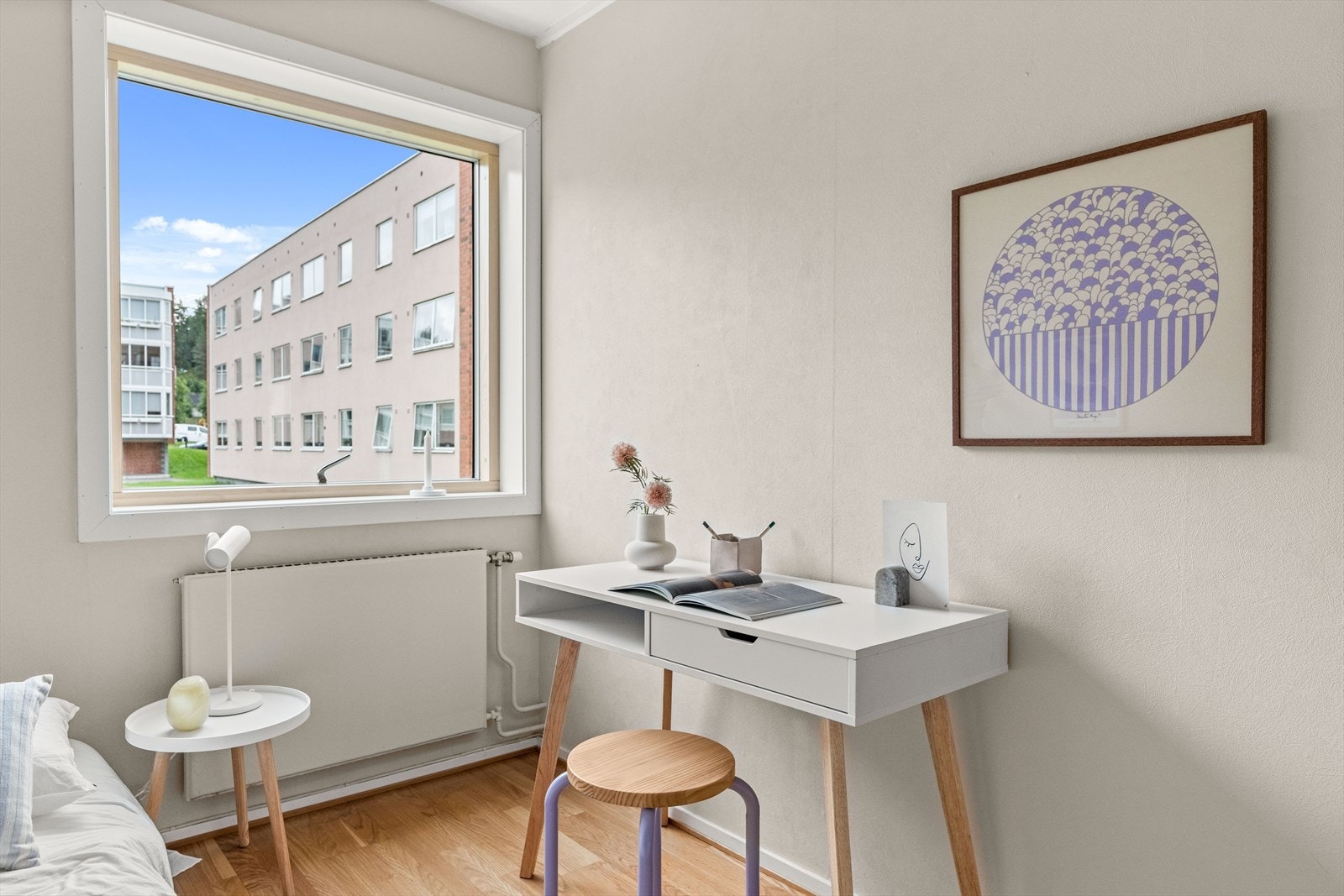 Soverommet har god plass til seng, nattbord og garderobeløsning. Galleribilde