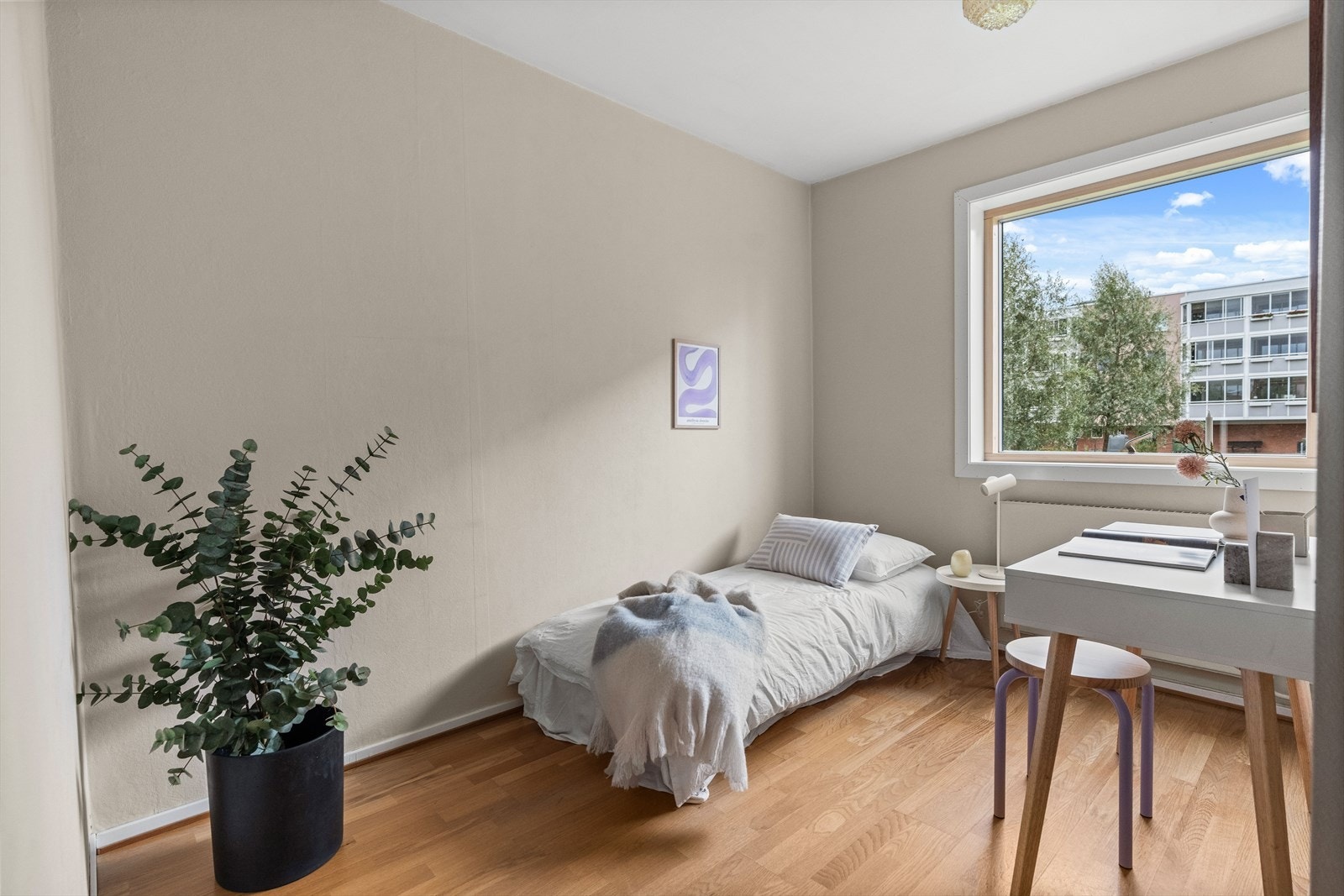 Boligen har to romslige soverom og ett innredet rom. Galleribilde