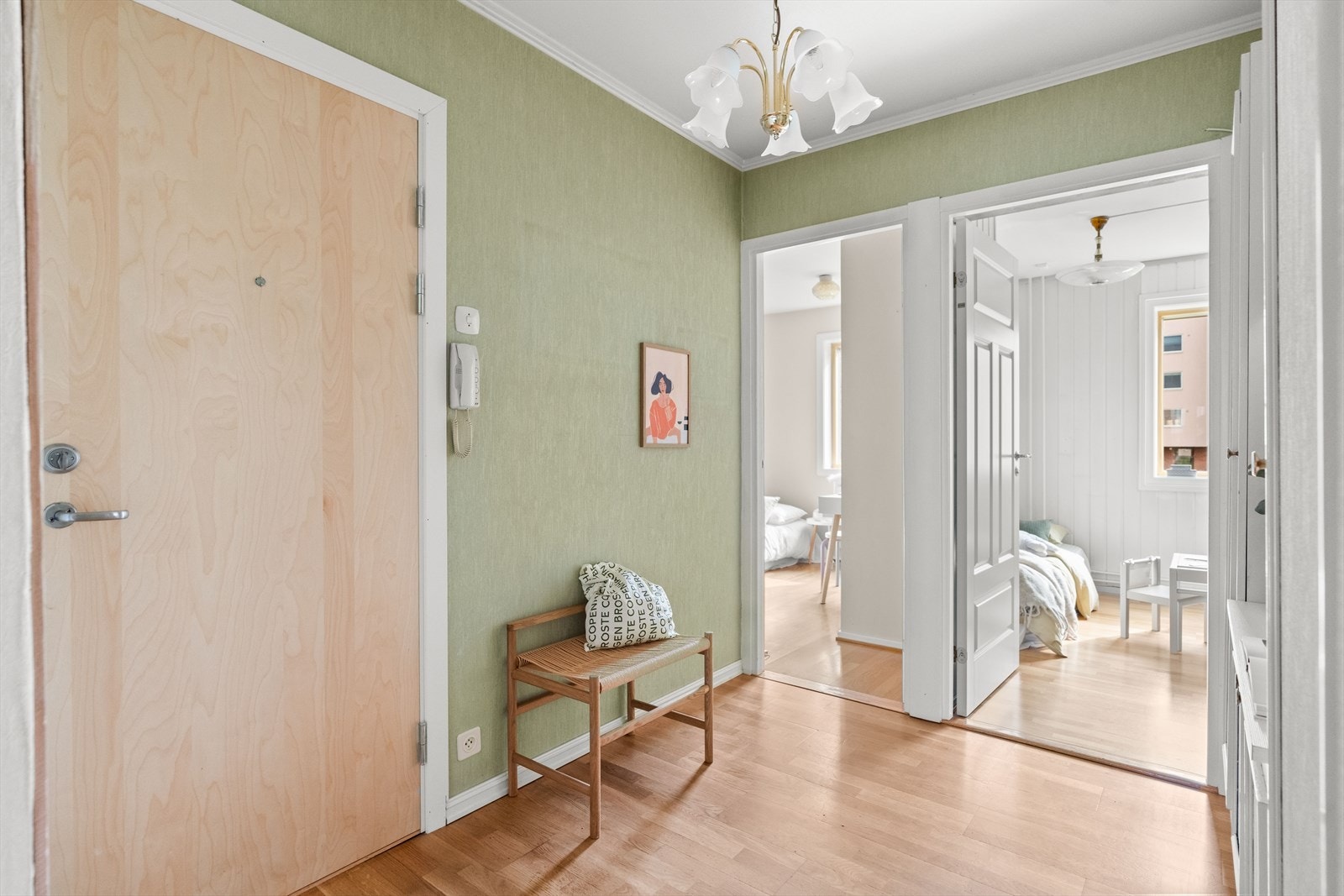 Entréen er romslig og har god plass til garderobeskap og skohylle. Galleribilde