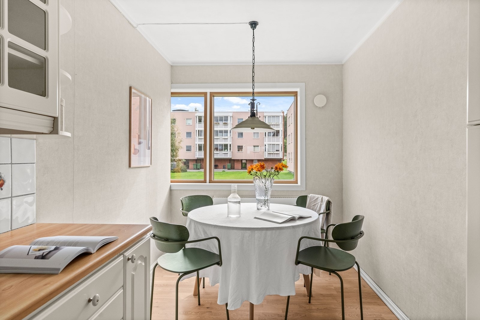 Det er god plass til en romslig spisestue med plass til hele familien. Galleribilde