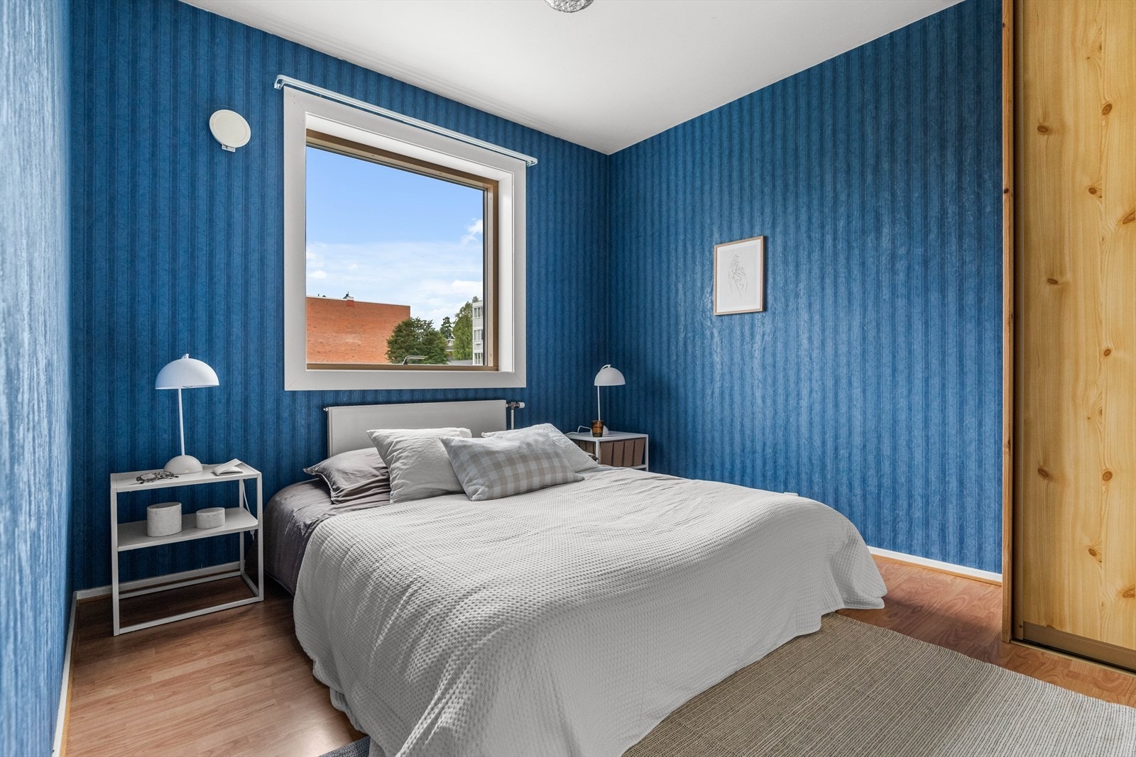 Hovedsoverom med god plass til dobbeltseng og nattbord. Galleribilde