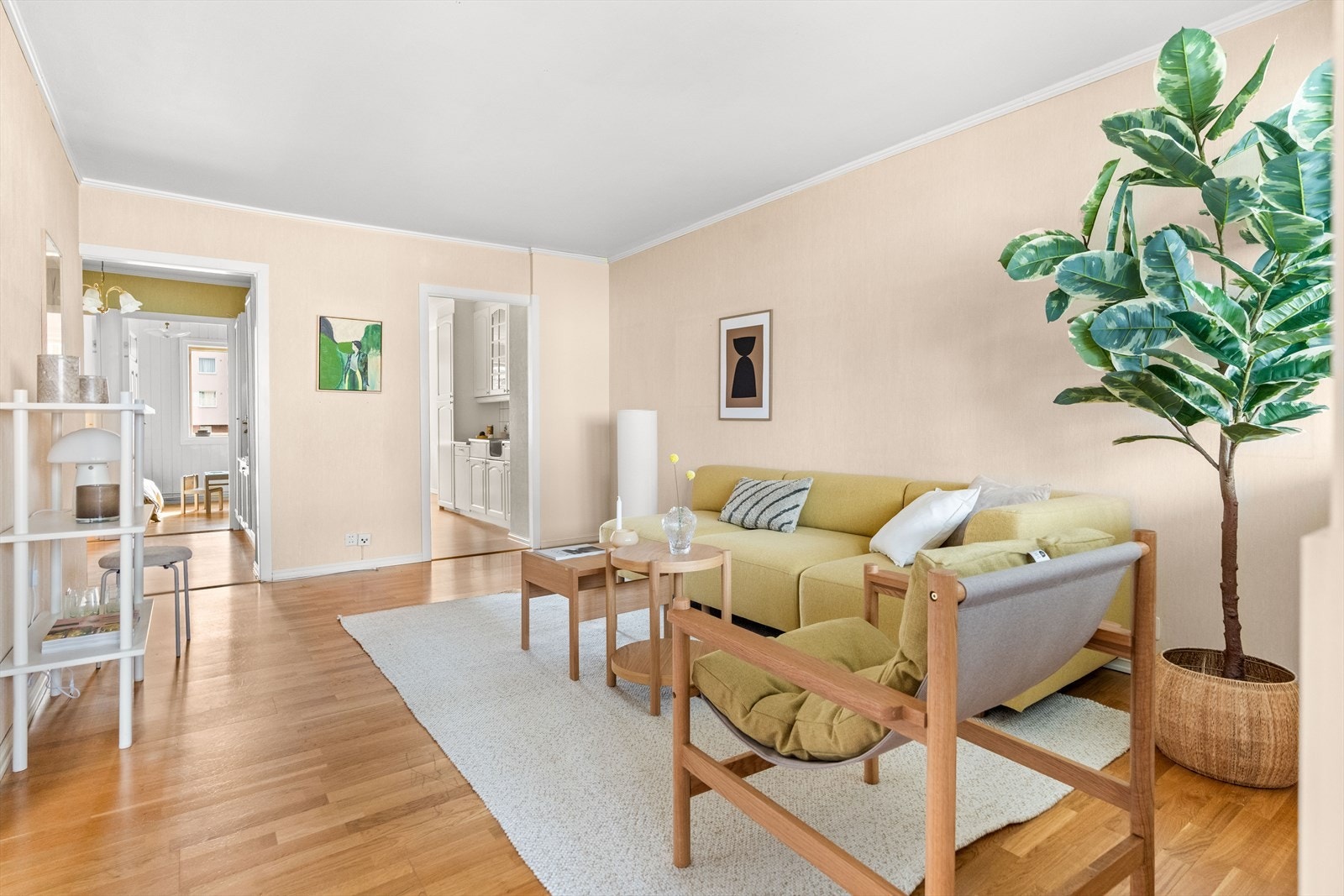 Leiligheten har noe moderniseringsbehov, men fremstår lys og godt vedlikeholdt. Galleribilde