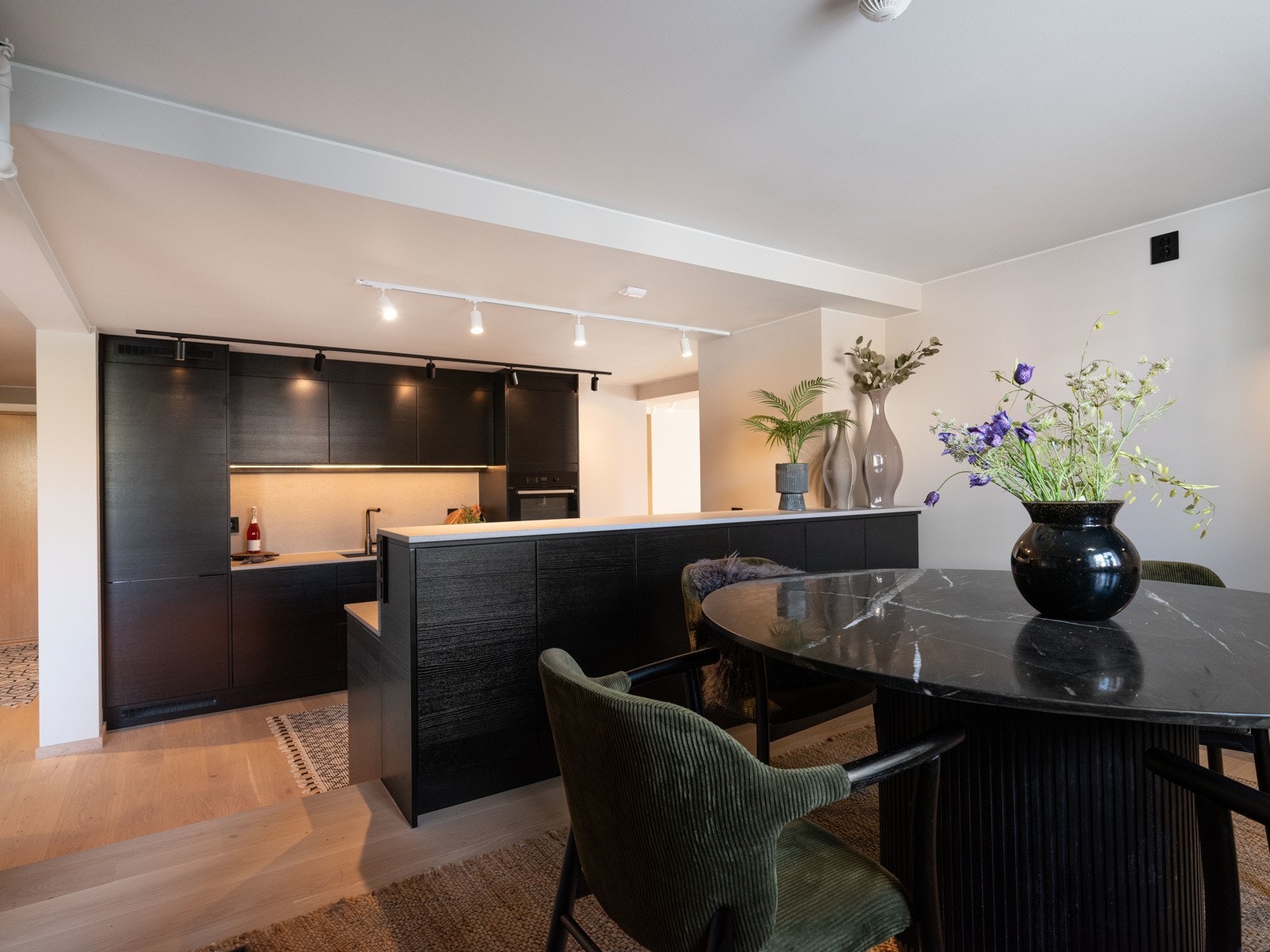 Kjøkkenøyen er et flott supplement til resten av innredningen, og gir ekstra arbeidsplass for hobbykokken, samt adskiller kjøkkenet fra spisestuen. Galleribilde