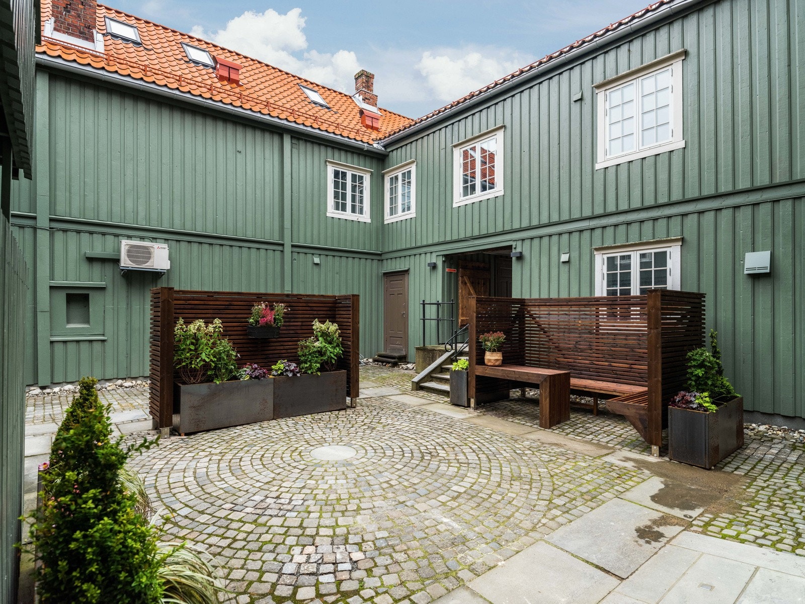 Ute i tunet er det felles bakgård til beboernes benyttelse. Galleribilde