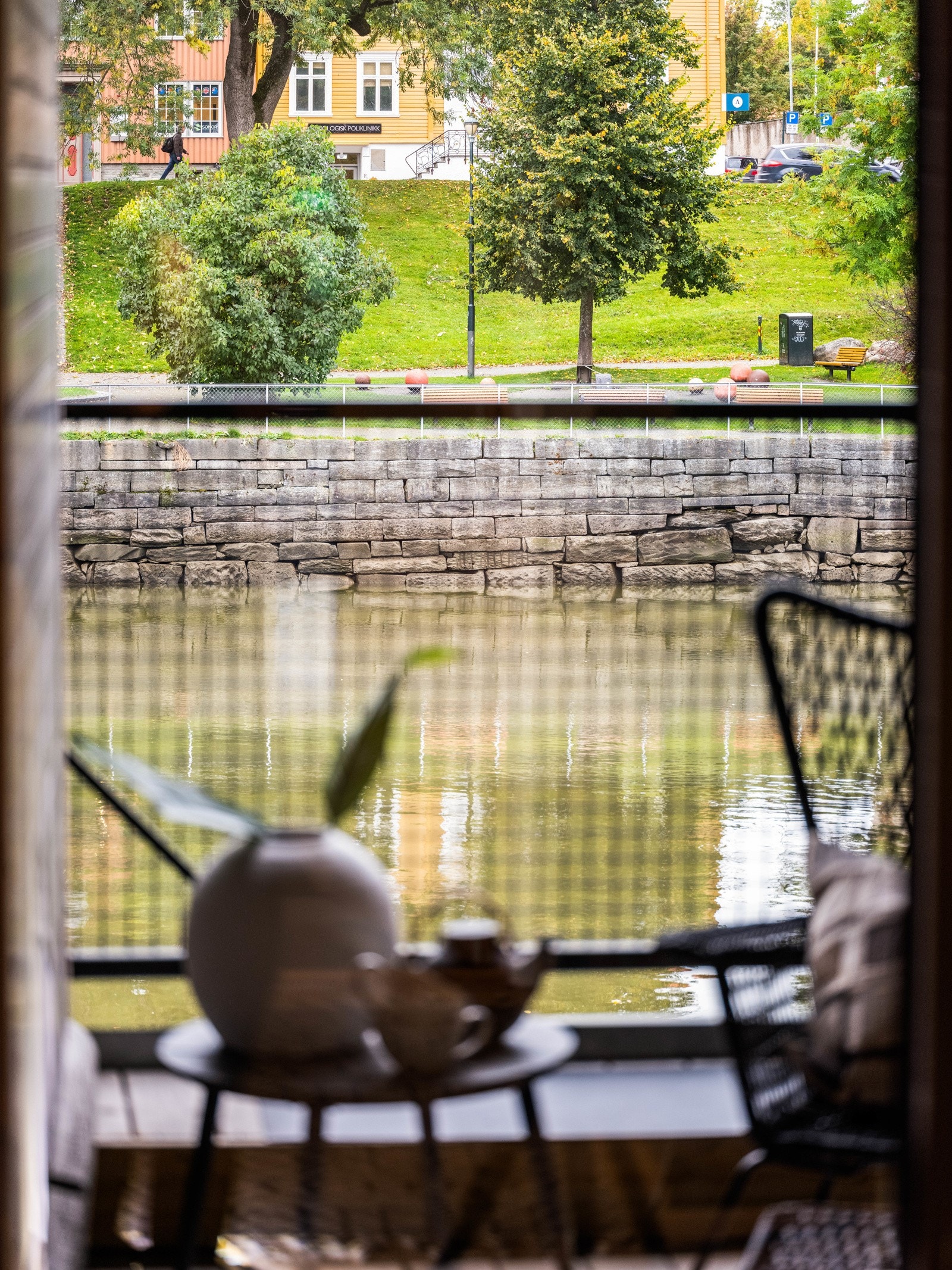 Balkongen har vakkert utsyn over Nidelva. Galleribilde