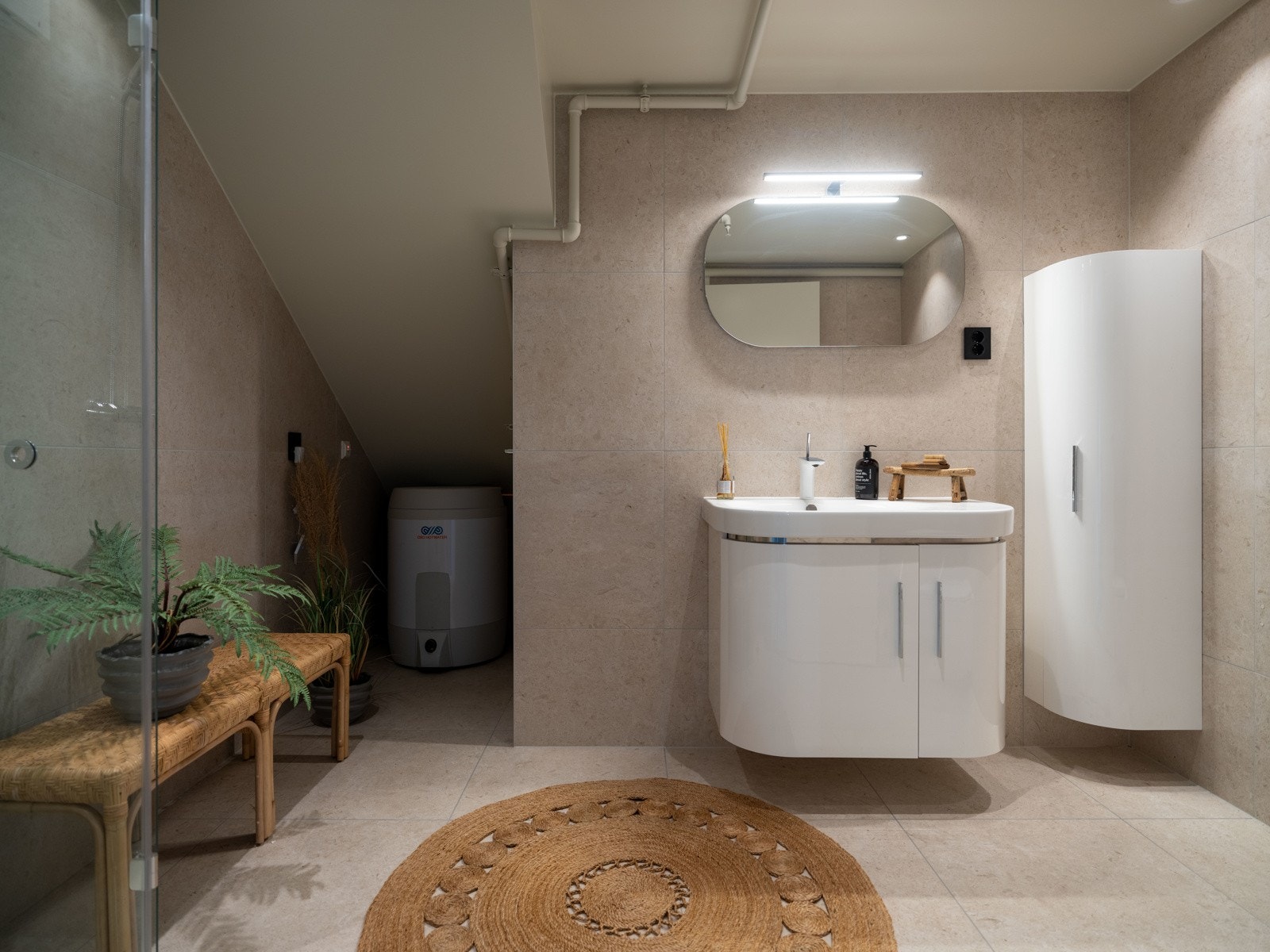 Innredningen består av servant, speil, dusjhjørne og toalett. Galleribilde