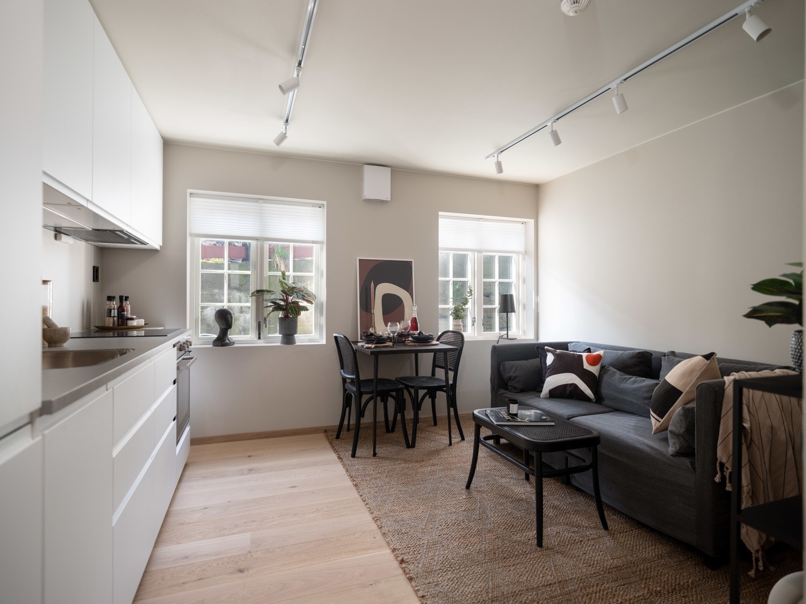 Romslig stue- og kjøkkendel med fint naturlig lysinnslipp. Galleribilde
