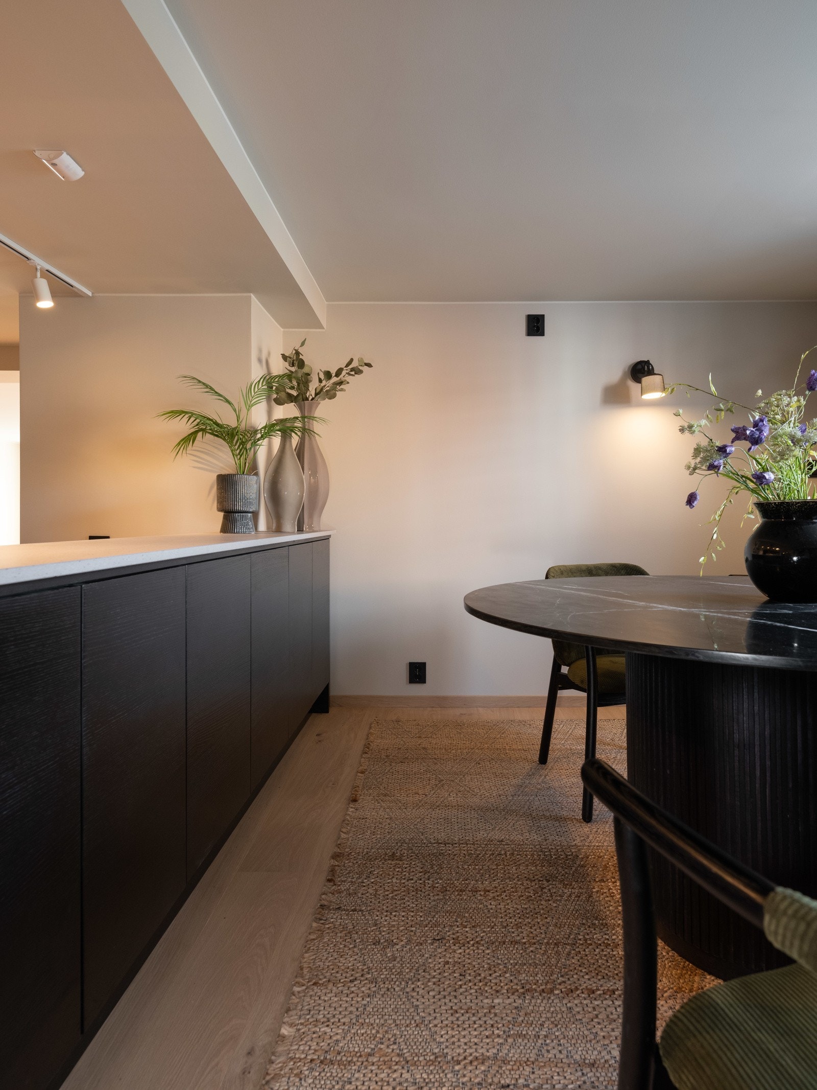 Det er ekstra skapplass ved spiseavdelingen og Vipp lamper på vegger. Galleribilde