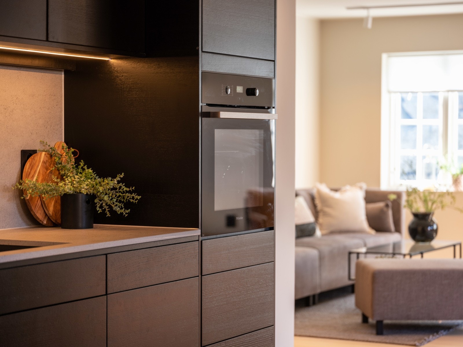 Kjøkkenet inneholder integrert hvitevarer fra Miele. Galleribilde