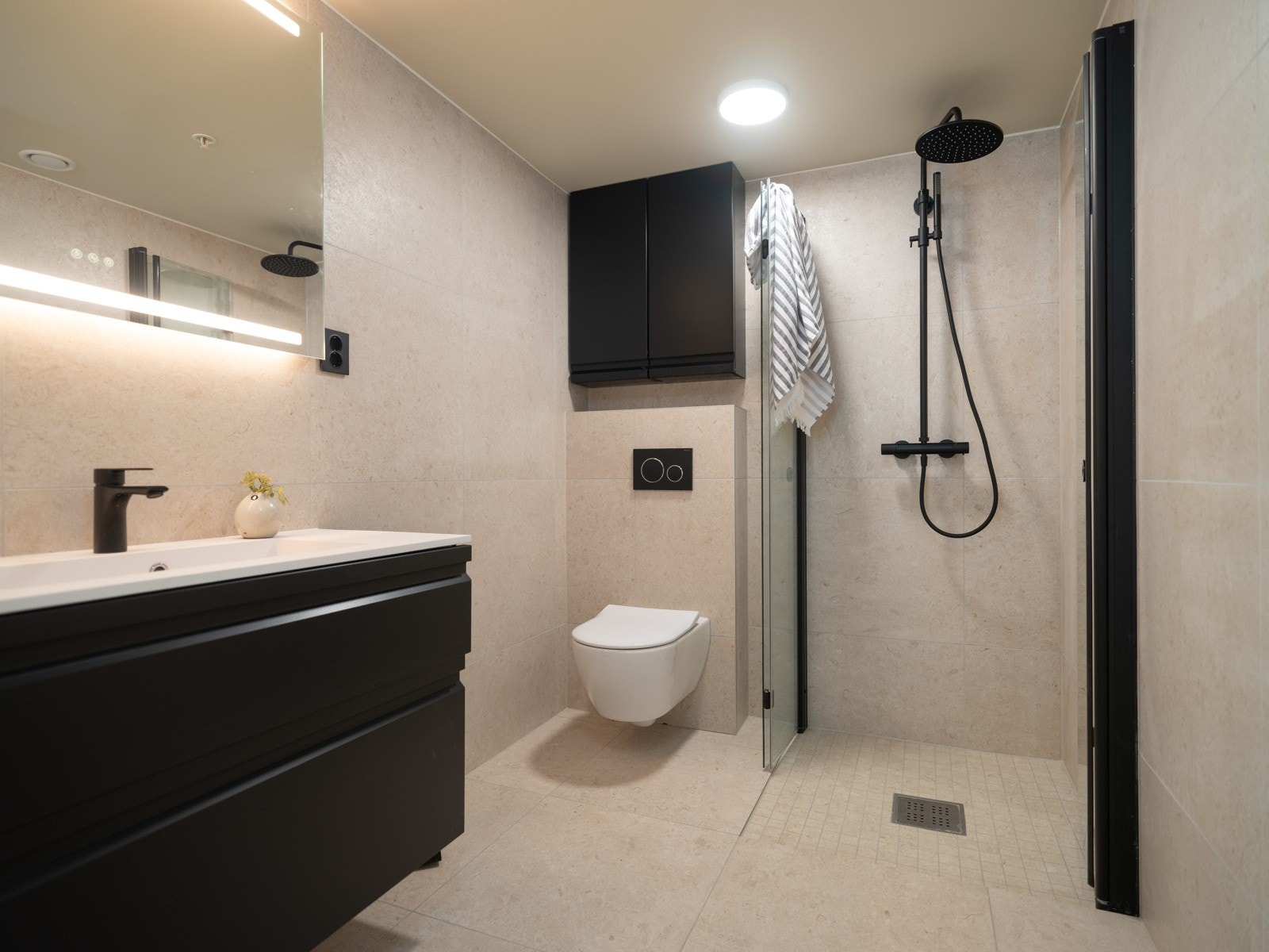 Baderom 2 er utført med den samme delikate innredningen og er utstyrt med toalett, dusjhjørne og waterguard. Det er selvfølgelig behagelig gulvvarme på begge bad. Galleribilde