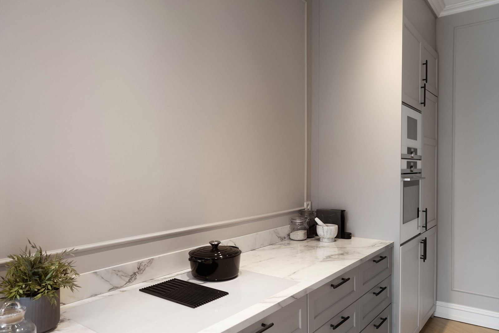 Videre er kjøkkenet innredet med integrerte hvitevarer som kjøl/fryseskap og oppvaskmaskin fra ikea, Mikro og stekeovn fra Siemens samt platetopp fra Eico Galleribilde