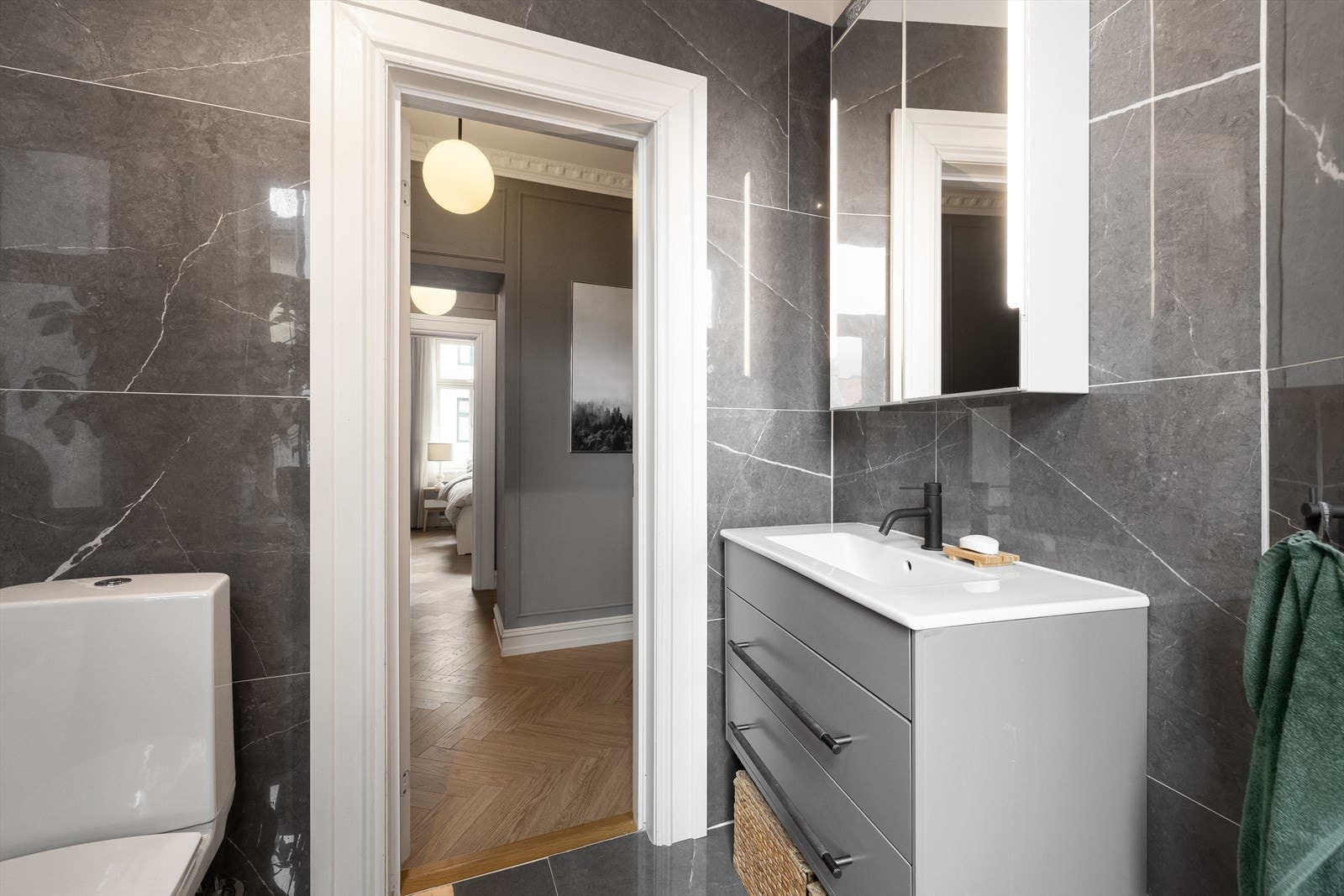 Baderomsinnredningen er fra 2021 og består av servantskap med skuffer samt nedfelt servant, i tillegg til et speilskap med belysning. Videre er det toalett og badekar med dusj Galleribilde