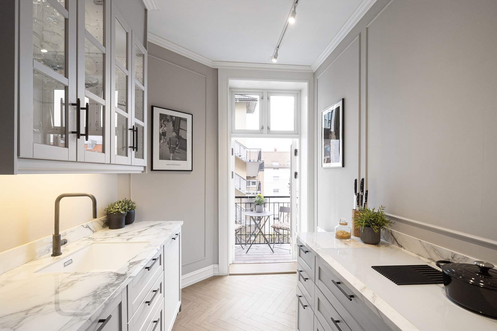 Her er det rikelig med benkeplass og gode oppbevaringsmuligheter i over- og underskap, samt belysning under overskap Galleribilde