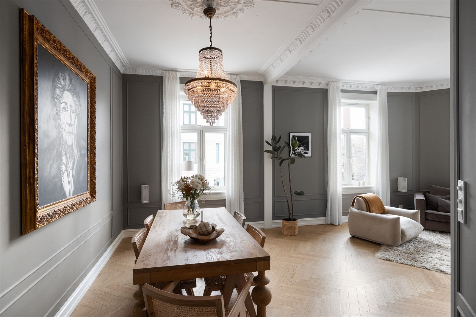 Her er det en spisestuedel med god plass til spisegruppe Galleribilde