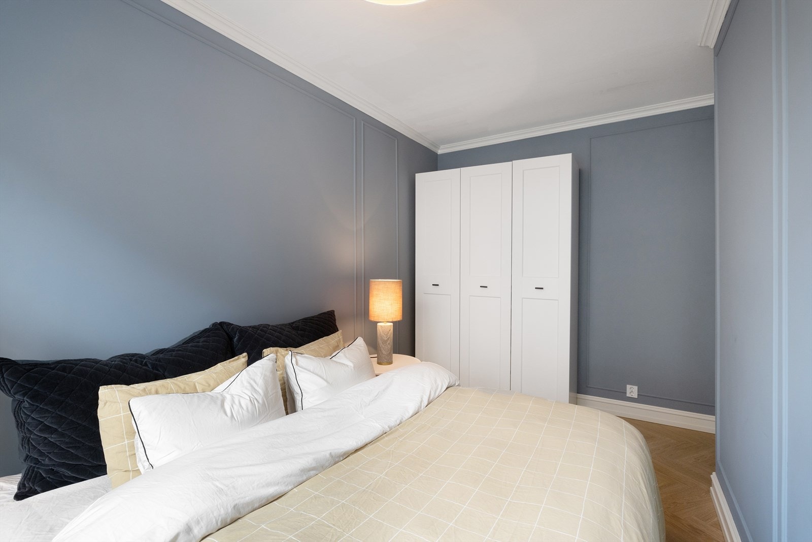 Her er det et garderobeskap samt god plass til dobbeltseng og nattbord Galleribilde