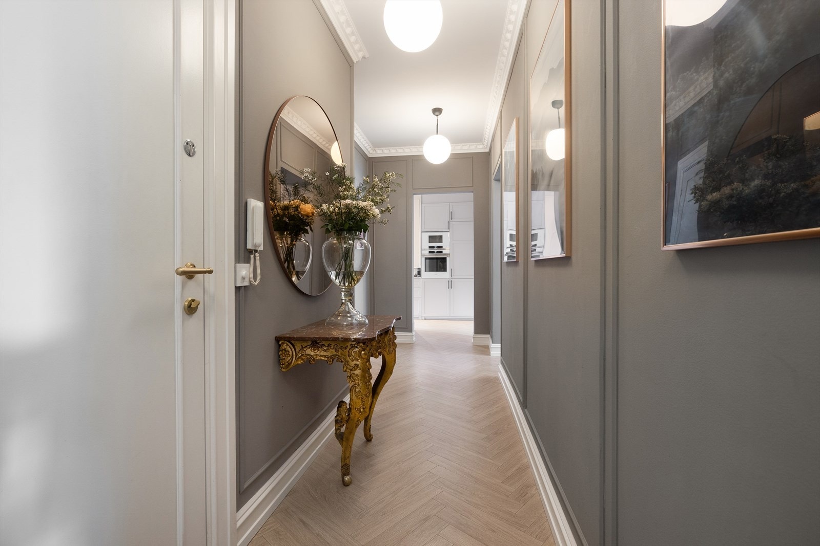 Fra stuen kommer man til entré som fører videre til de resterende rommene i leiligheten Galleribilde