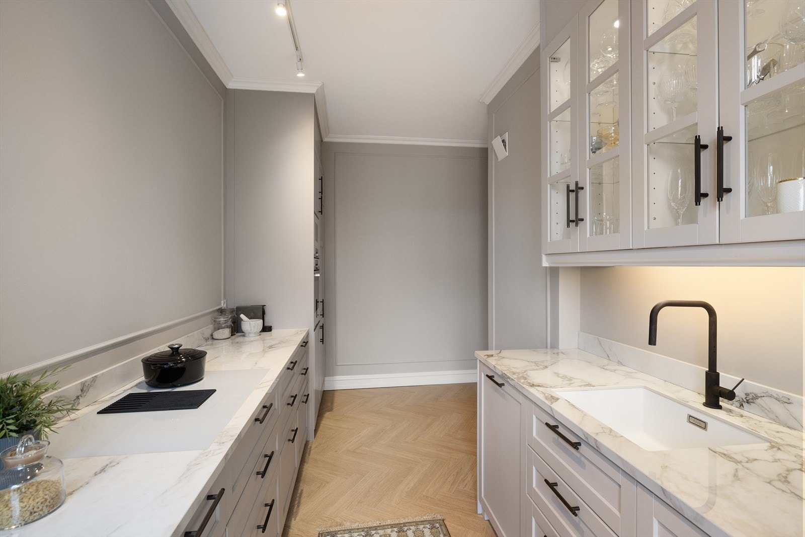 Benkeplate av stein fra Nerostein med underlimt oppvaskkum Galleribilde