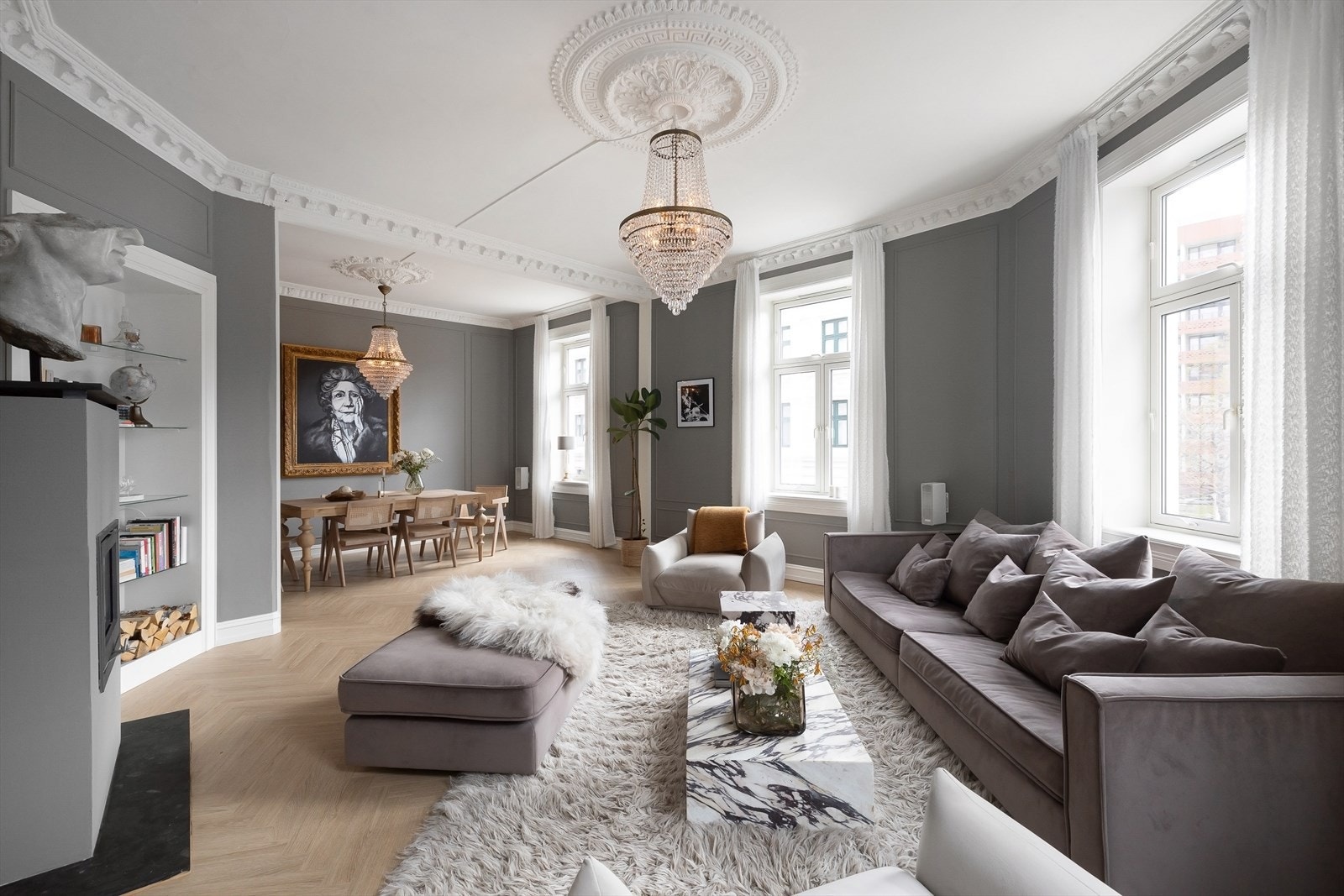 Stuen i leiligheten er romslig og flott opplyst med store vindusflater som gir rikelig med naturlig lys, og skaper en god atmosfære Galleribilde