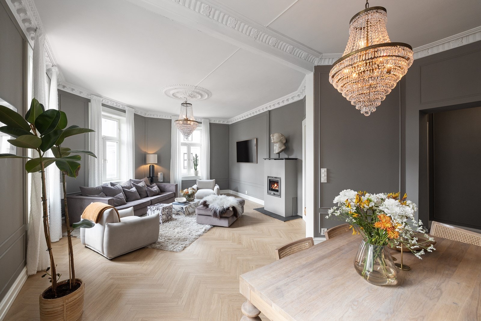 Flere gode veggflater gir også plass til kommode, vitrineskap eller annet ønskelig oppbevaringsmøblement Galleribilde