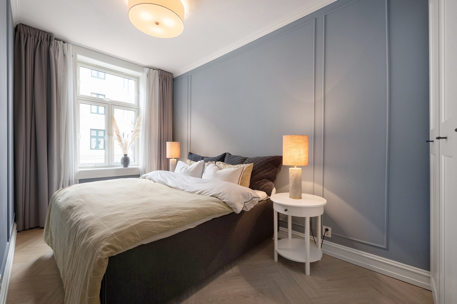 Hovedsoverommet er romslig med flotte detaljer samt lekkert fargevalg på veggene Galleribilde