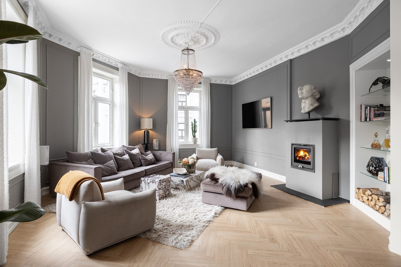 Det er gode møbleringsmuligheter i stuen, med plass til sofamøbler med tilhørende stuebord, multimedia og annet ønskelig møblement Galleribilde