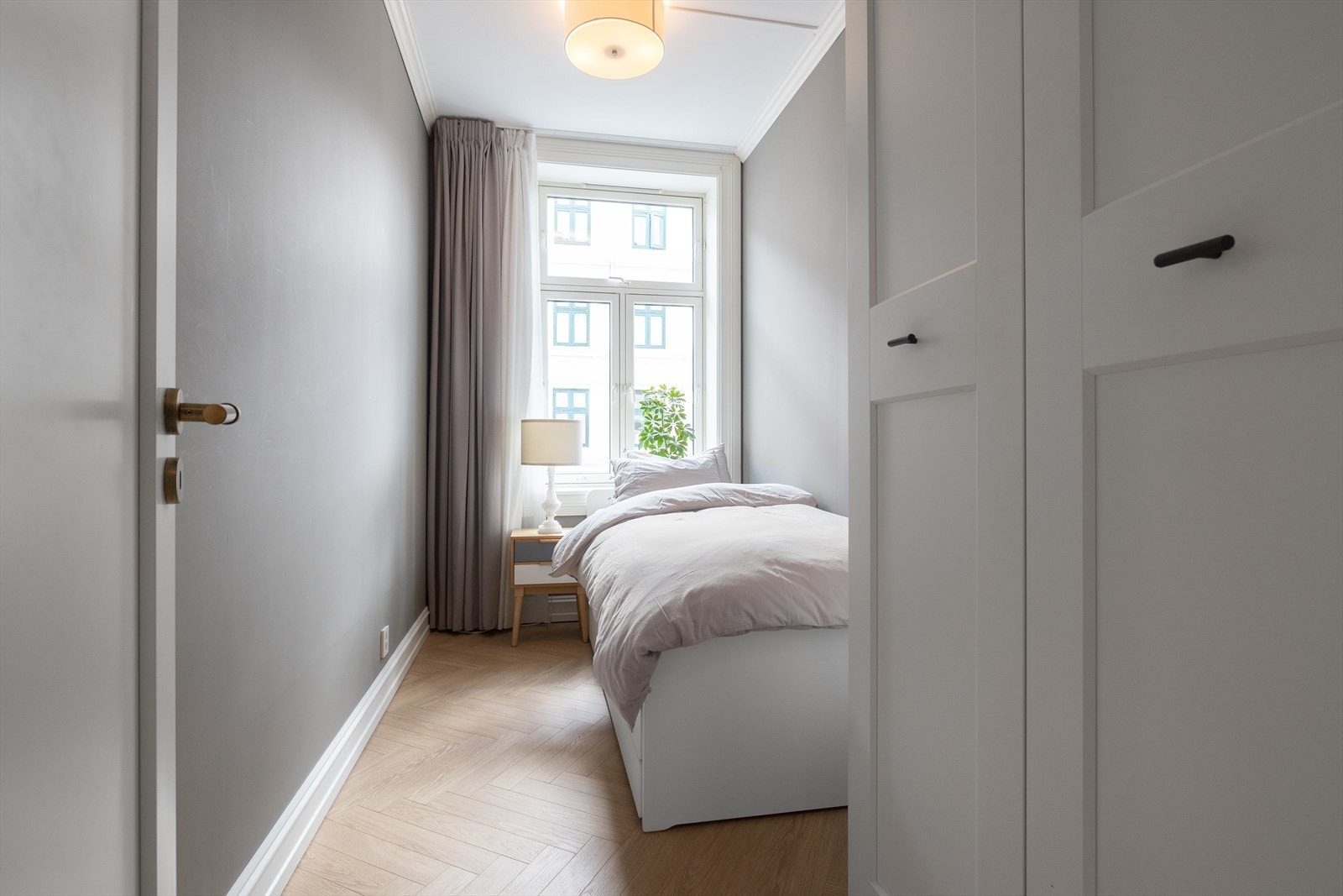 Soverom 2: kan benyttes som leilighetens kontor, barnerom eller gjesterom etter ønskelig behov. Her er det også et garderobeskap Galleribilde