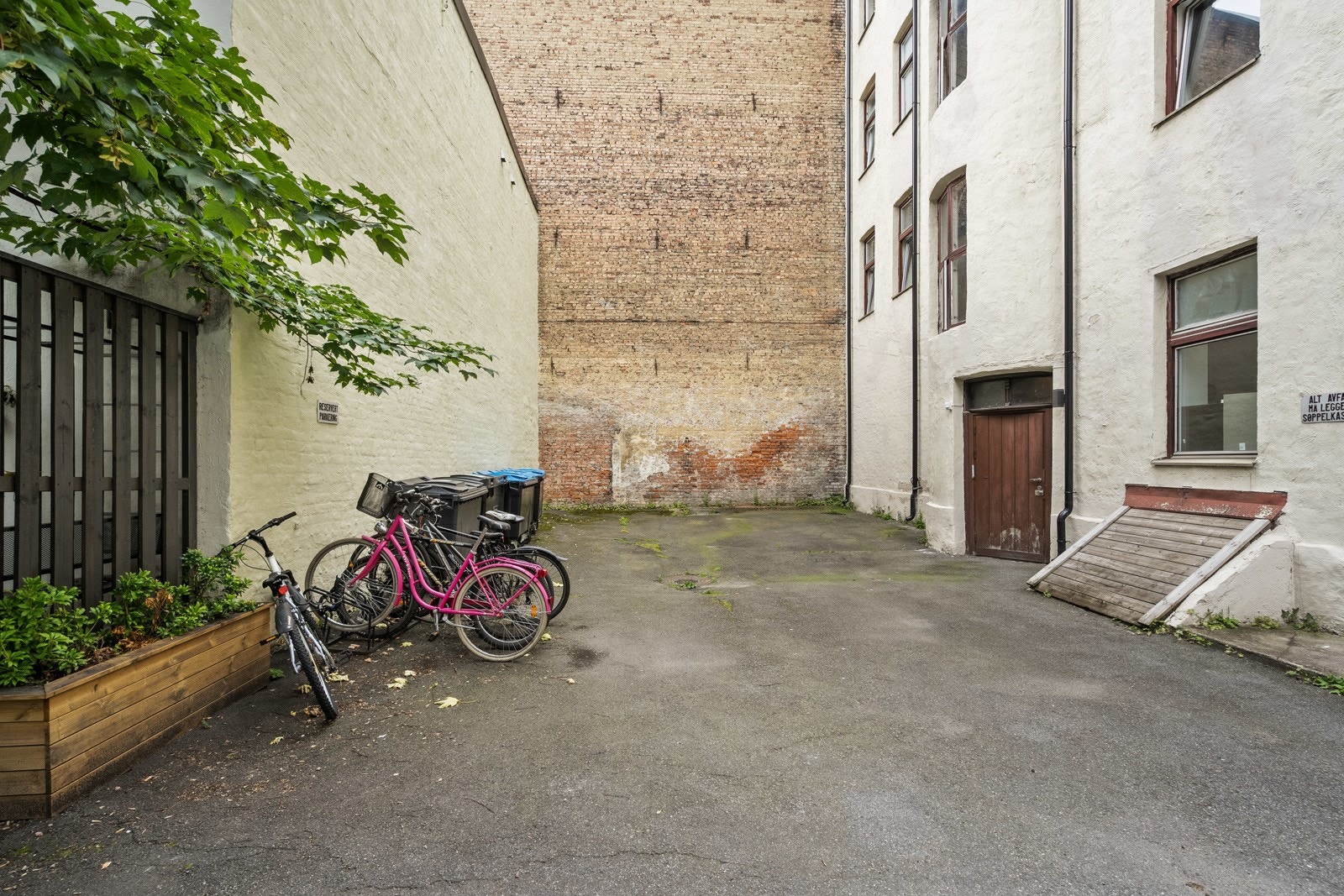 Felles sykkelparkering i bakgården. Galleribilde
