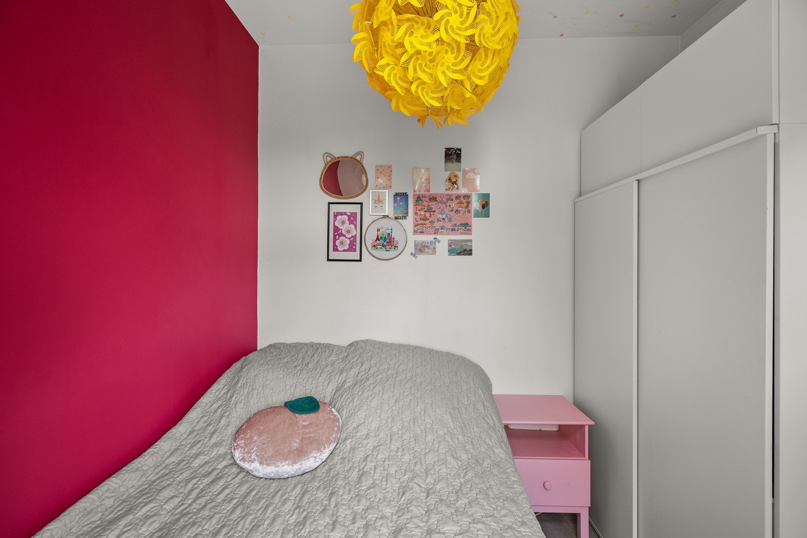 Soverom med plass til dobbeltseng, nattbord og garderobe. Galleribilde