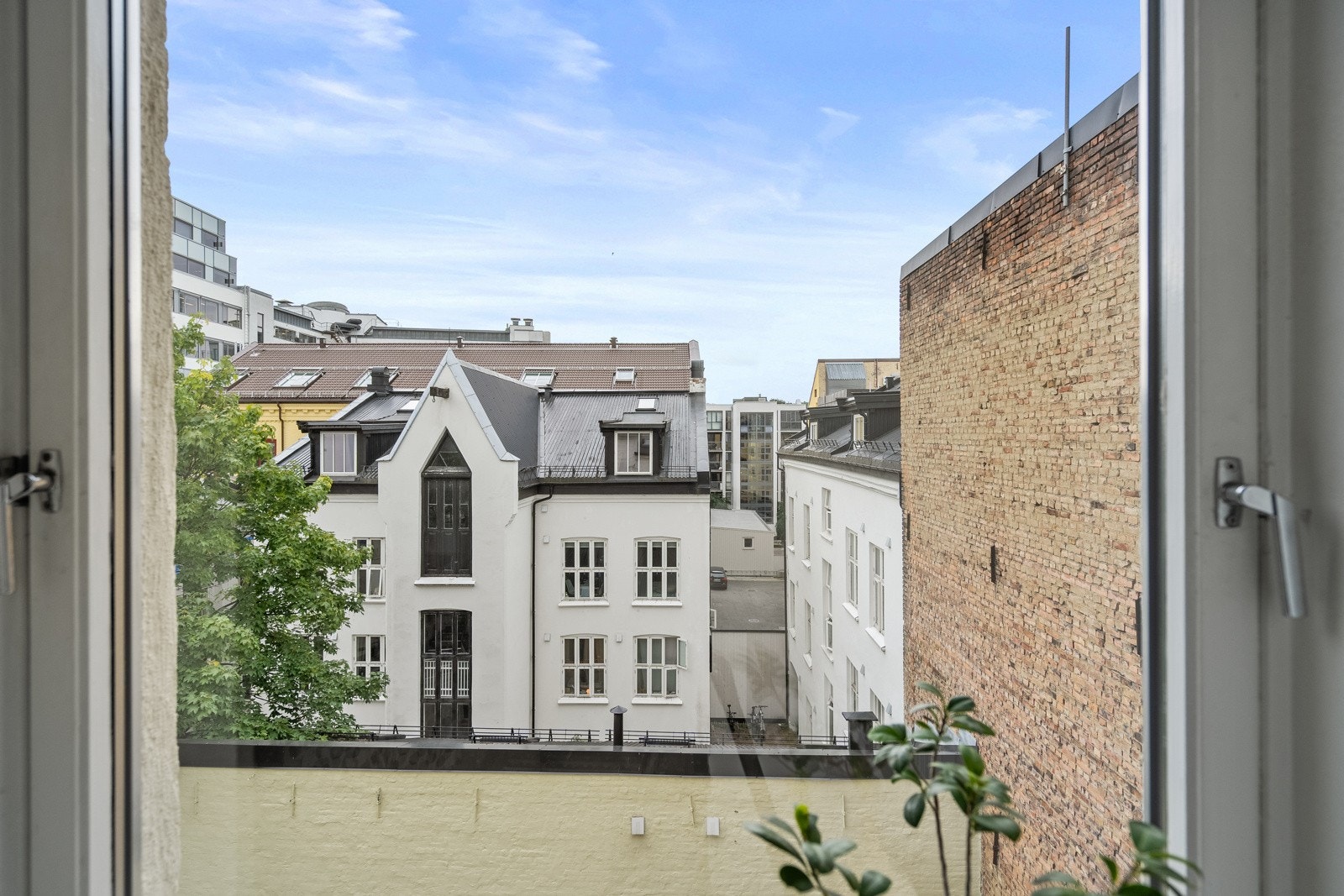 Fra kjøkkenet er det utsyn til rolig bakgård. Galleribilde