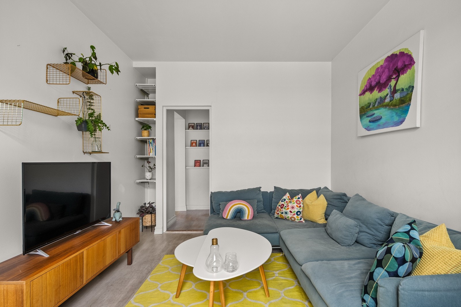 Leiligheten har en romslig stue med god plass til både sofa.. Galleribilde