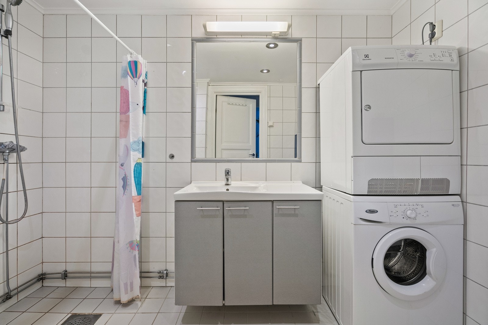 Flislagt bad i tidløst design. Galleribilde