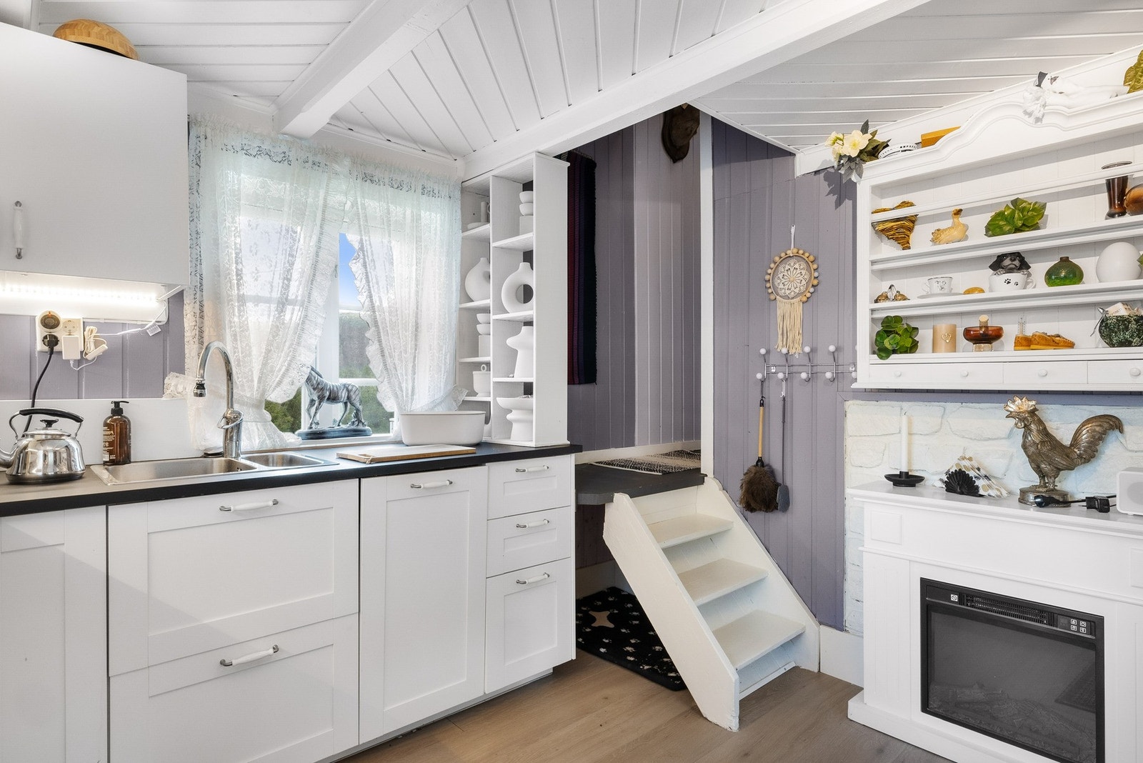 Integrert oppvaskmaskin og stekeovn, lekkasjestoppsystem er montert. Galleribilde